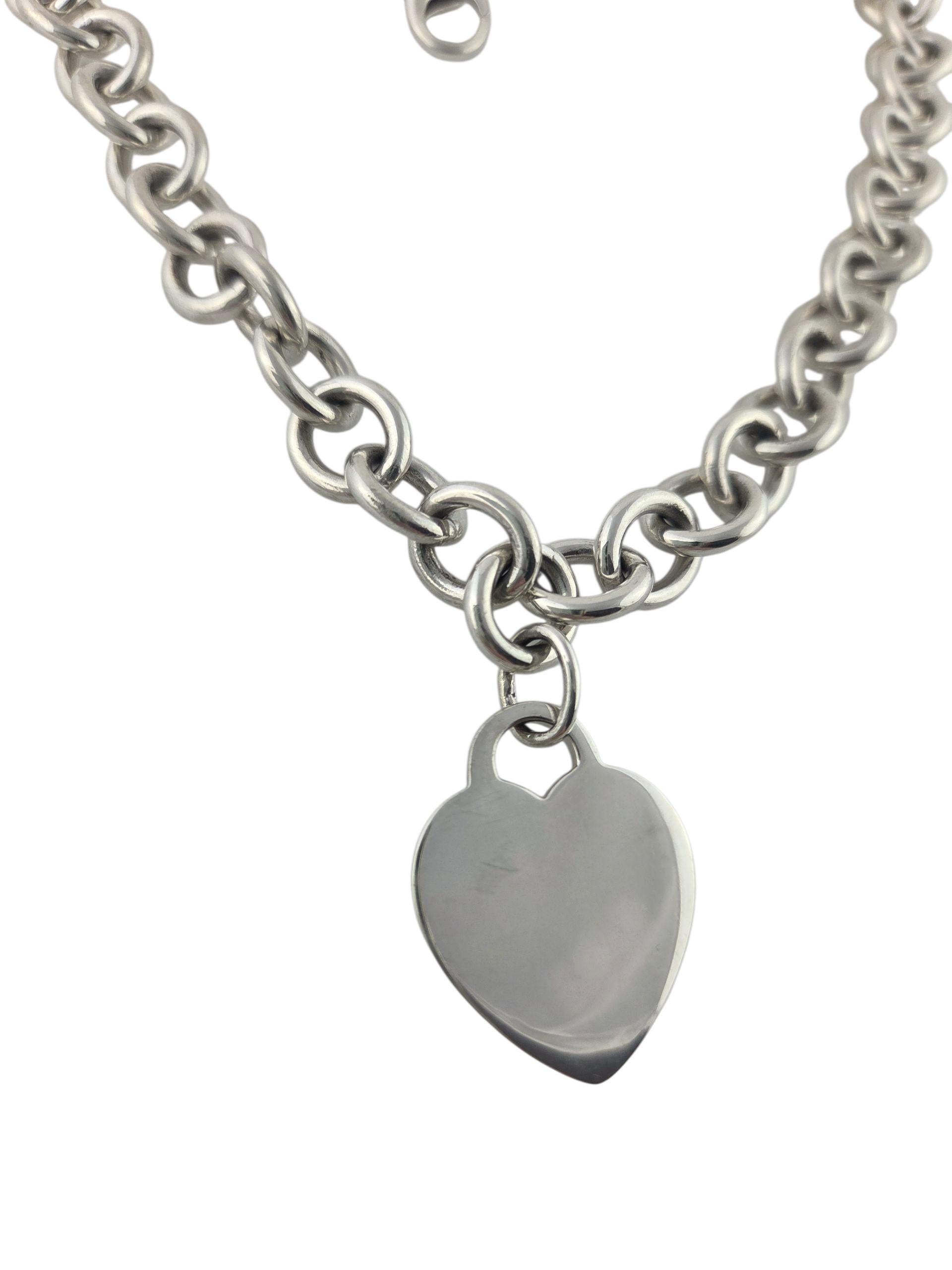 Tiffany & Co. Collana con cuore in argento 925 con astuccio

Affascinante e classica, questa collana a cuore di Tiffany & Co. incarna un'eleganza senza tempo con la sua finitura lucida e il suo design iconico. Un simbolo di amore e raffinatezza,