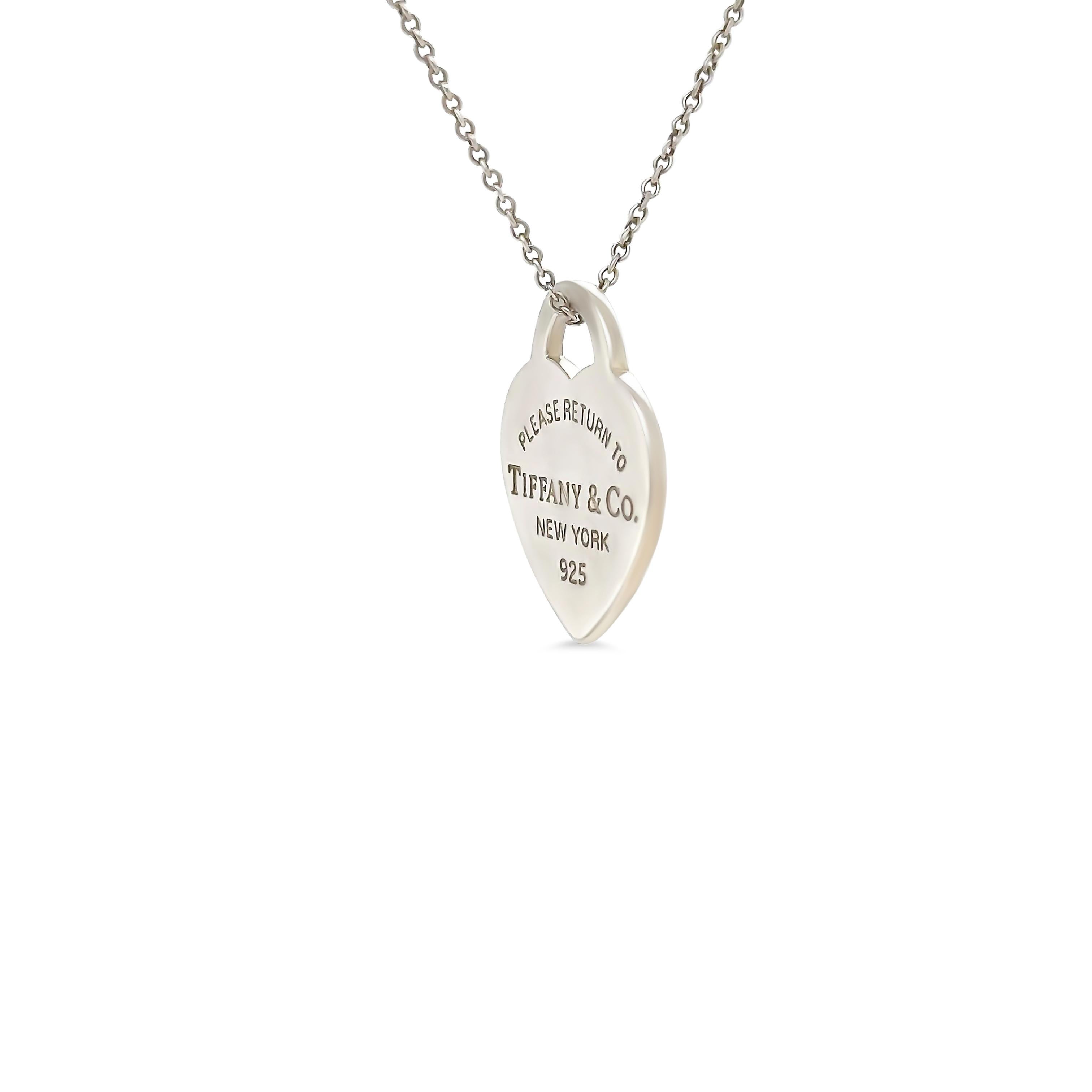 A Tiffany & Co Return to Tiffany Heart Tag Pendant, made of Sterling Silver. This delicate chain features a heart-shaped pendant, a signature of this collection. Product Number 60014183. Size Medium.

Metal: 925 Sterling Silver
Carat: N/A
Colour: