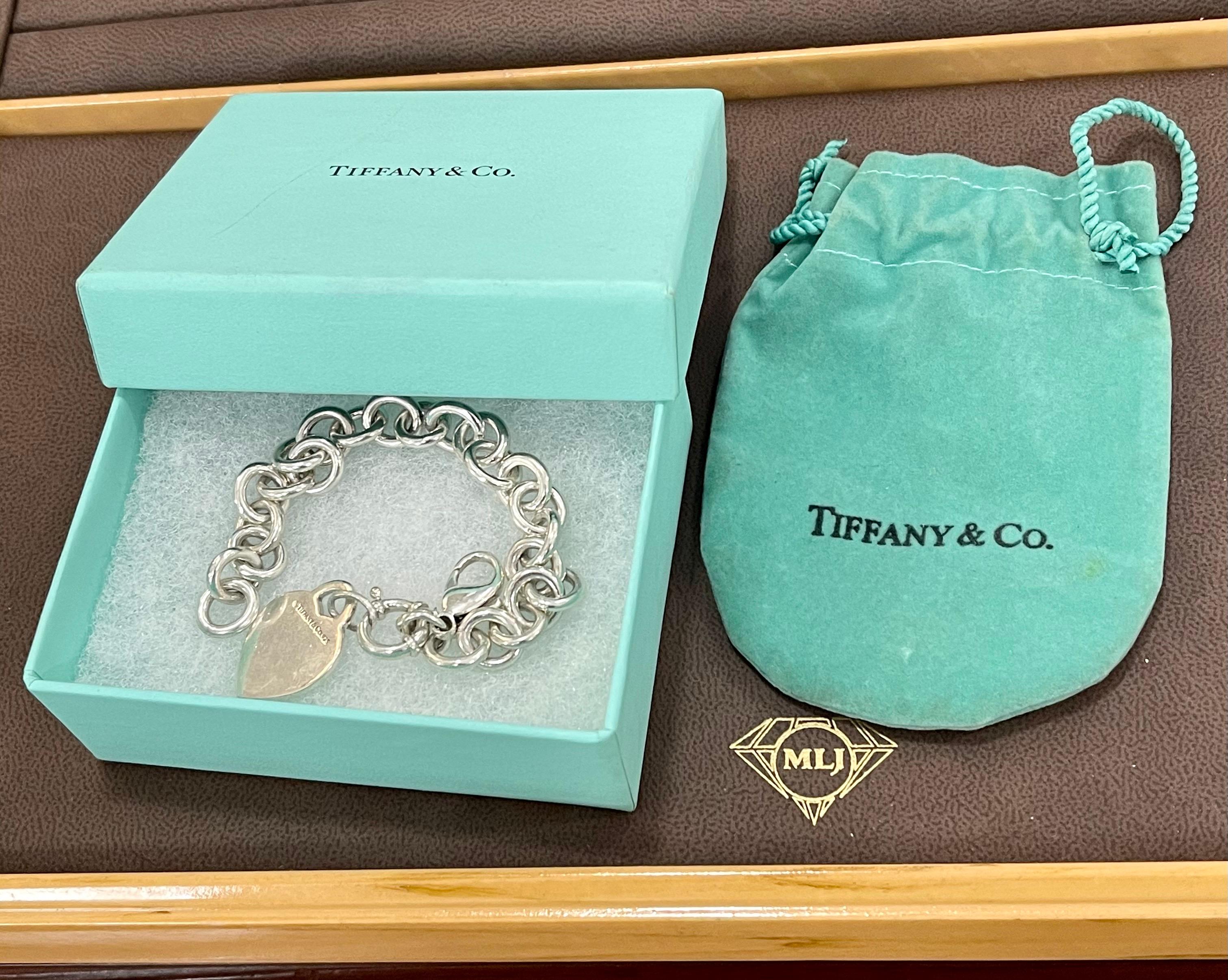Tiffany & Co. Sterling Silver Heart Tag Toggle Charm Bracelet
An elite authentic bracelet from Tiffany & Co., forged from silver with a fine polished finish, it features a sturdy oval chain link bracelet with a solid heart tag charm. The bracelet