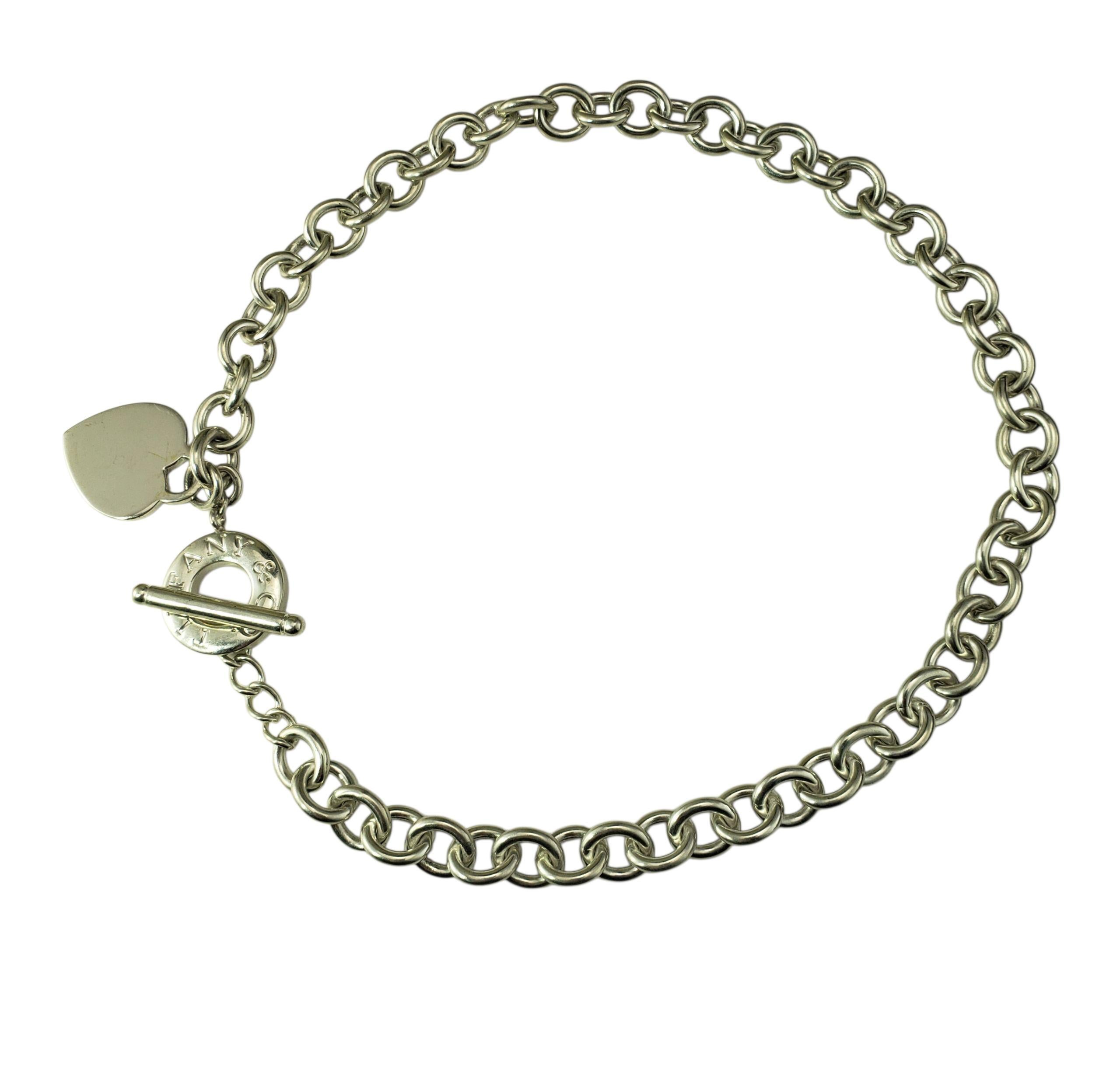 Tiffany & Co. Sterling Silber Herz Tag Toggle Halskette-

Diese ikonische und zeitlose Halskette von Tiffany & Co. zeichnet sich durch eine kühne Gliederkette aus Sterlingsilber mit dem charakteristischen Karabinerverschluss aus. An der Vorderseite