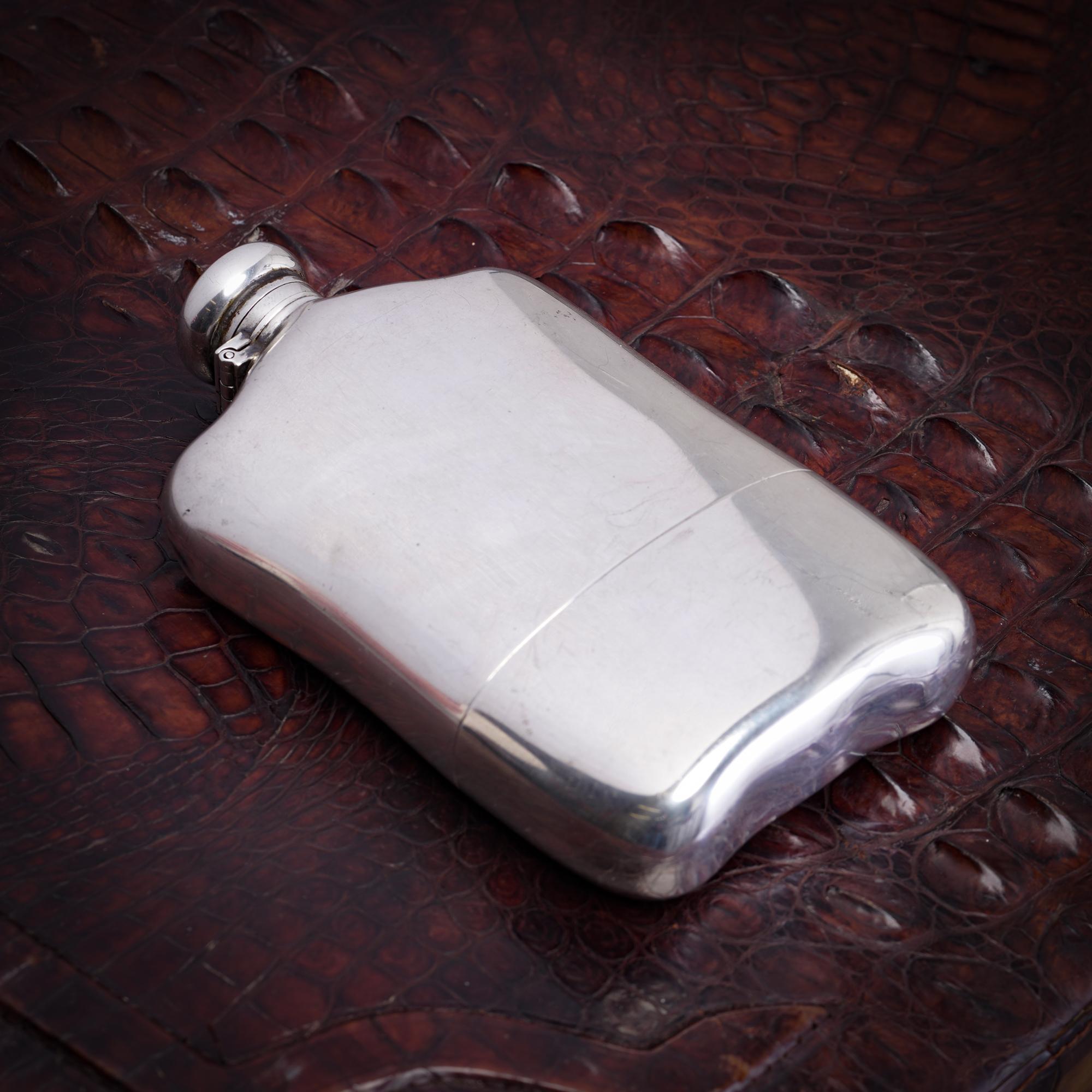 Tiffany & Co. Sterling Silber Flachmann.

Einzelheiten:
Schöpfer: Tiffany & Co.
Jahr: 1907-1947
MATERIAL: Sterling Silber 925
Gewicht: 264 Gramm

Abmessungen:
Höhe: 15 cm
Breite: 8.5 cm
Tiefe: 2.5 cm

Ein klassischer Flachmann von Tiffany & Co. aus