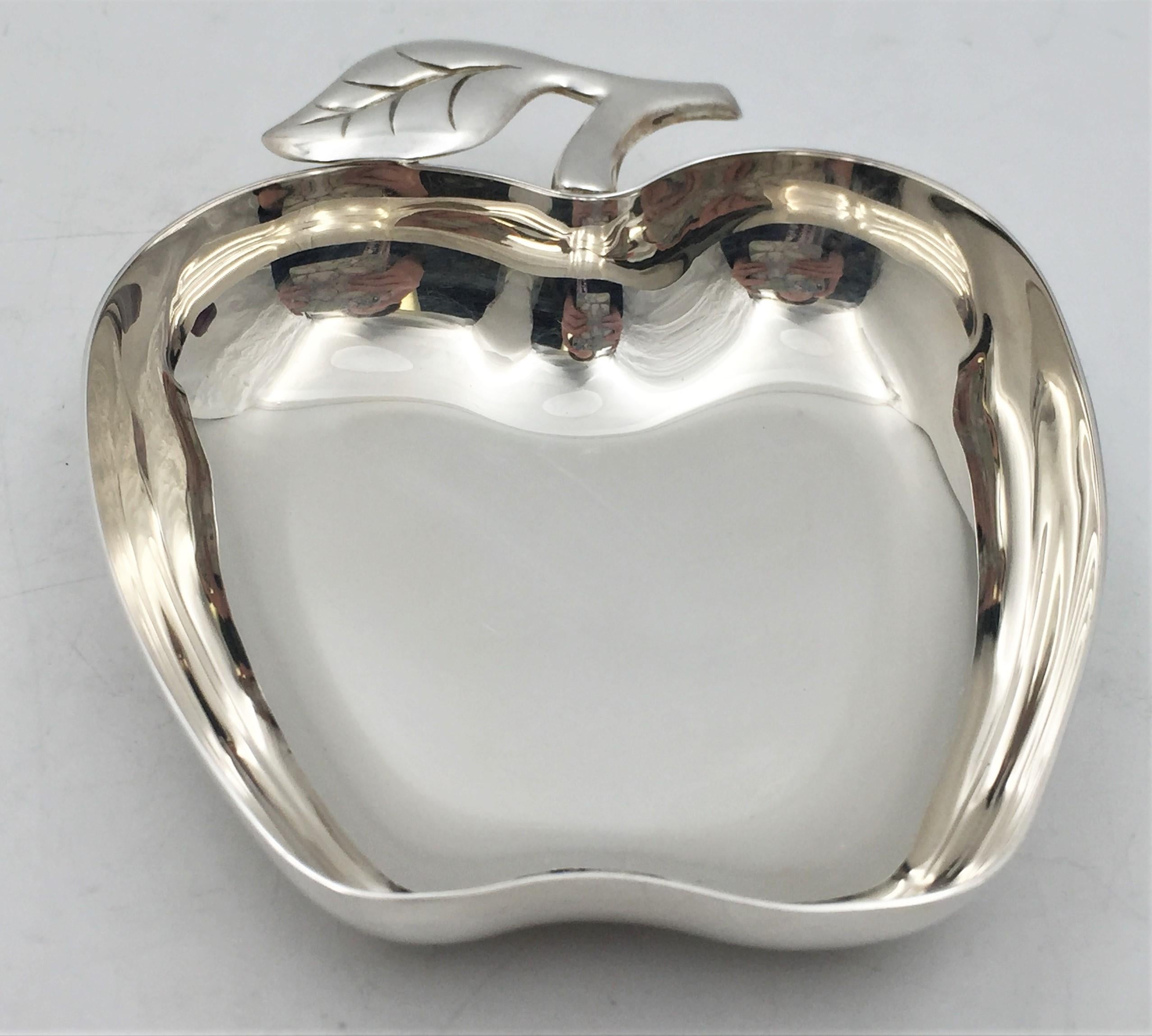 Tiffany & Co. sterling silver honey dish in pattern number 25842 from the 1950s and in Mid-Century Modern style with a beautiful geometric design. It measures 5 1/2'' in length by 4 3/4'' in width by 1 1/8'' in height, weighs 6.2 troy ounces, and