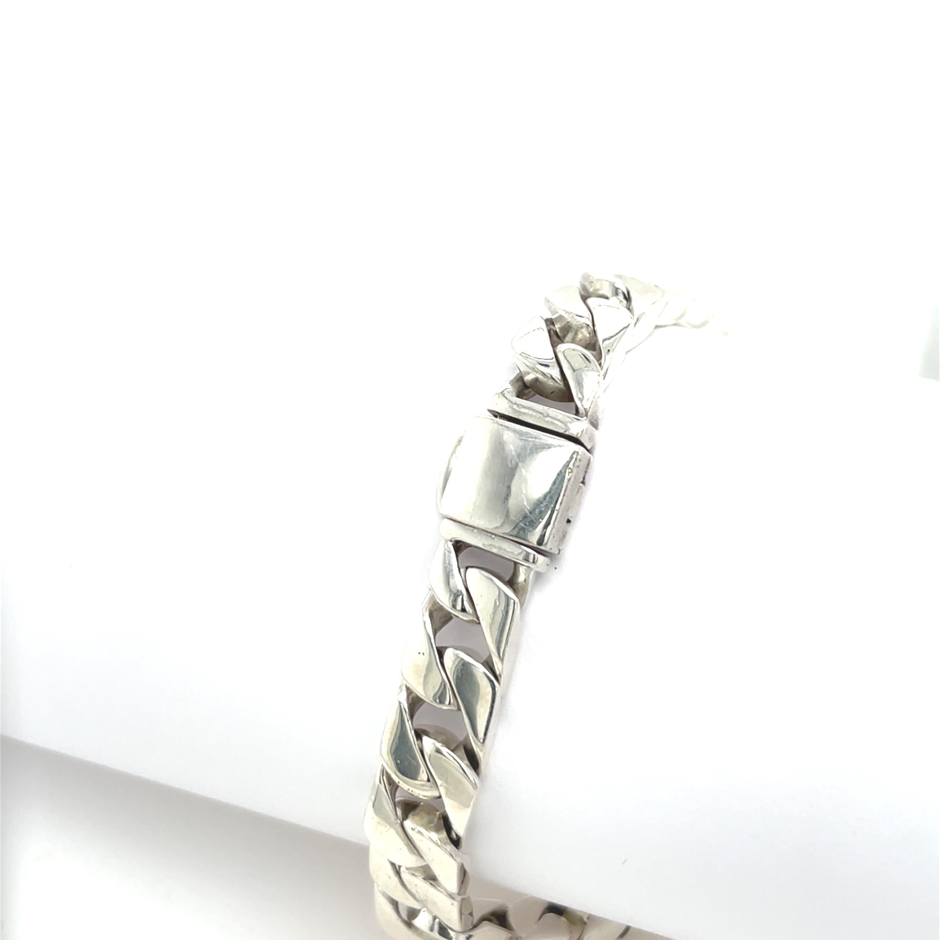 Questo classico braccialetto identificativo di Tiffany & Co. è realizzato in modo artigianale. 
in argento sterling di alta qualità, per mostrare l'eleganza senza tempo del marchio. 
Il design elegante è caratterizzato da una targhetta
