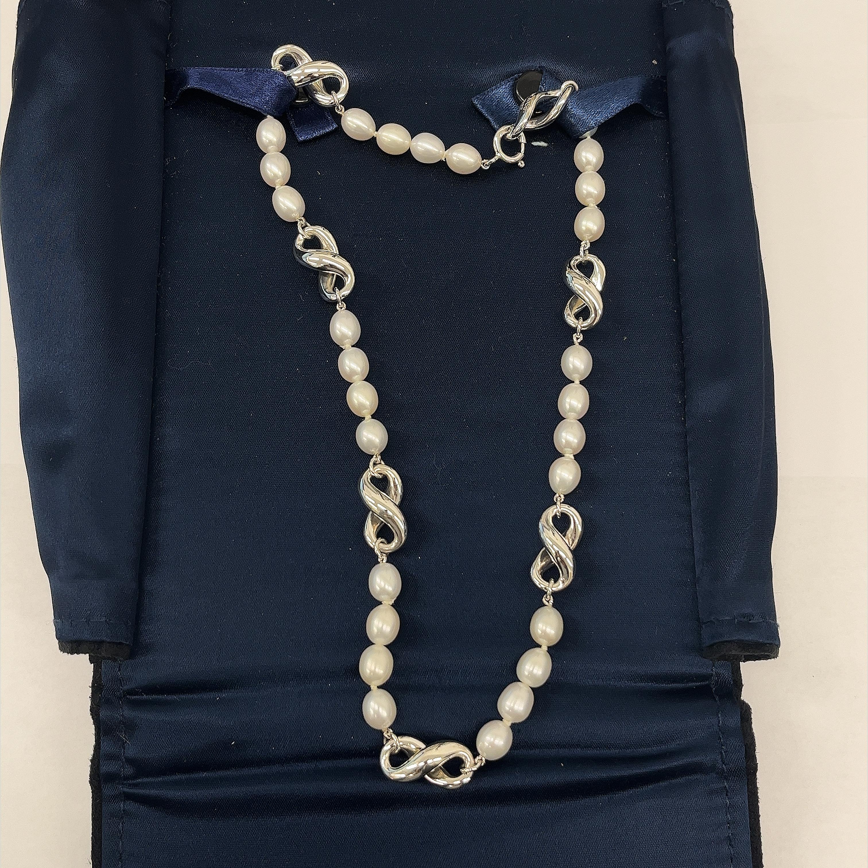 Tiffany & Co. Collier Infinity Figure 8 perles blanches 34.1 g 4