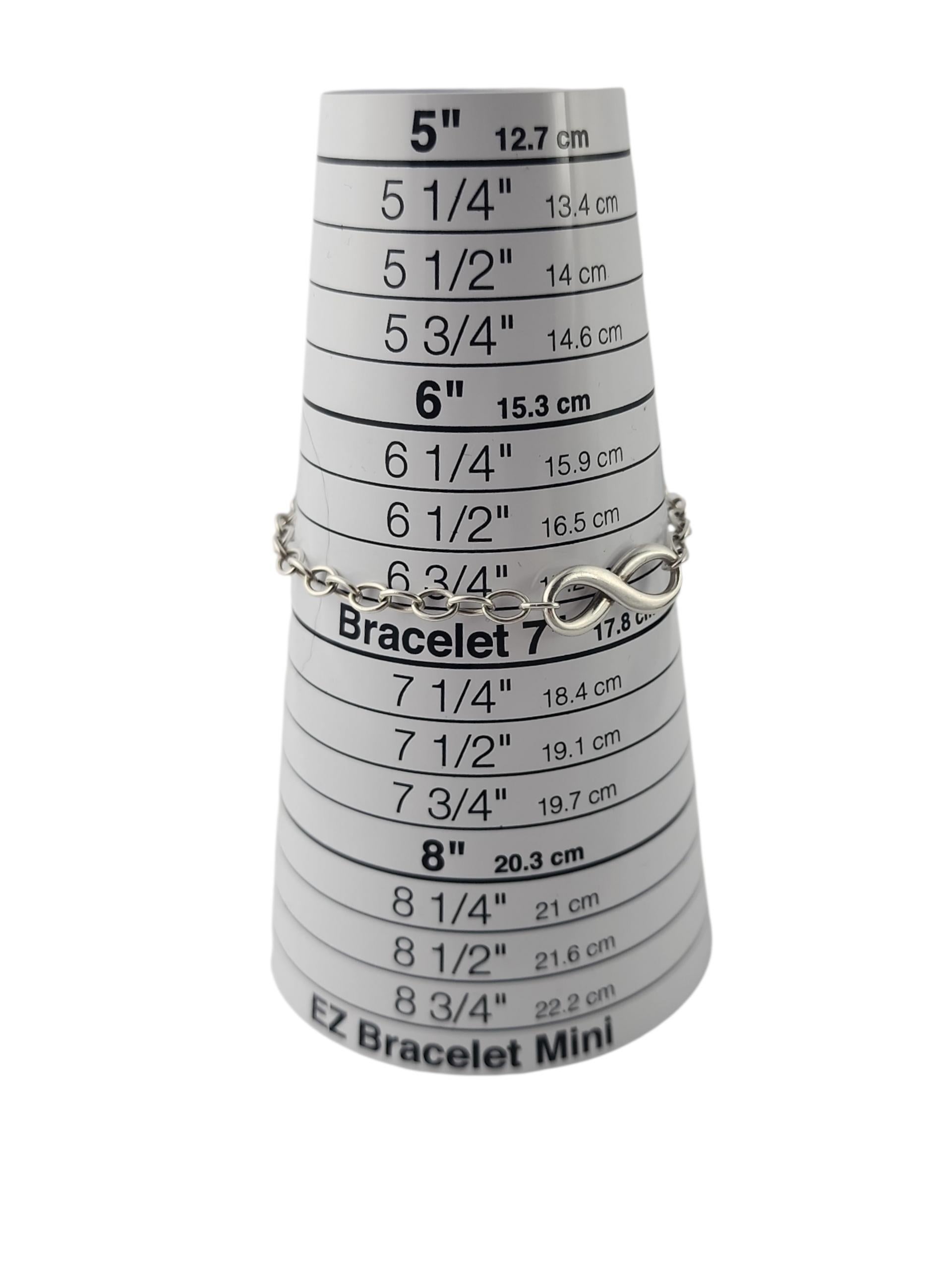 Pulsera de eslabones con el signo del infinito de plata de ley Tiffany & Co.

Esta delicada pulsera de plata de ley con el icónico signo del infinito de Tiffany & Co es una vuelta de tuerca al clásico que a cualquier amante de la joyería le