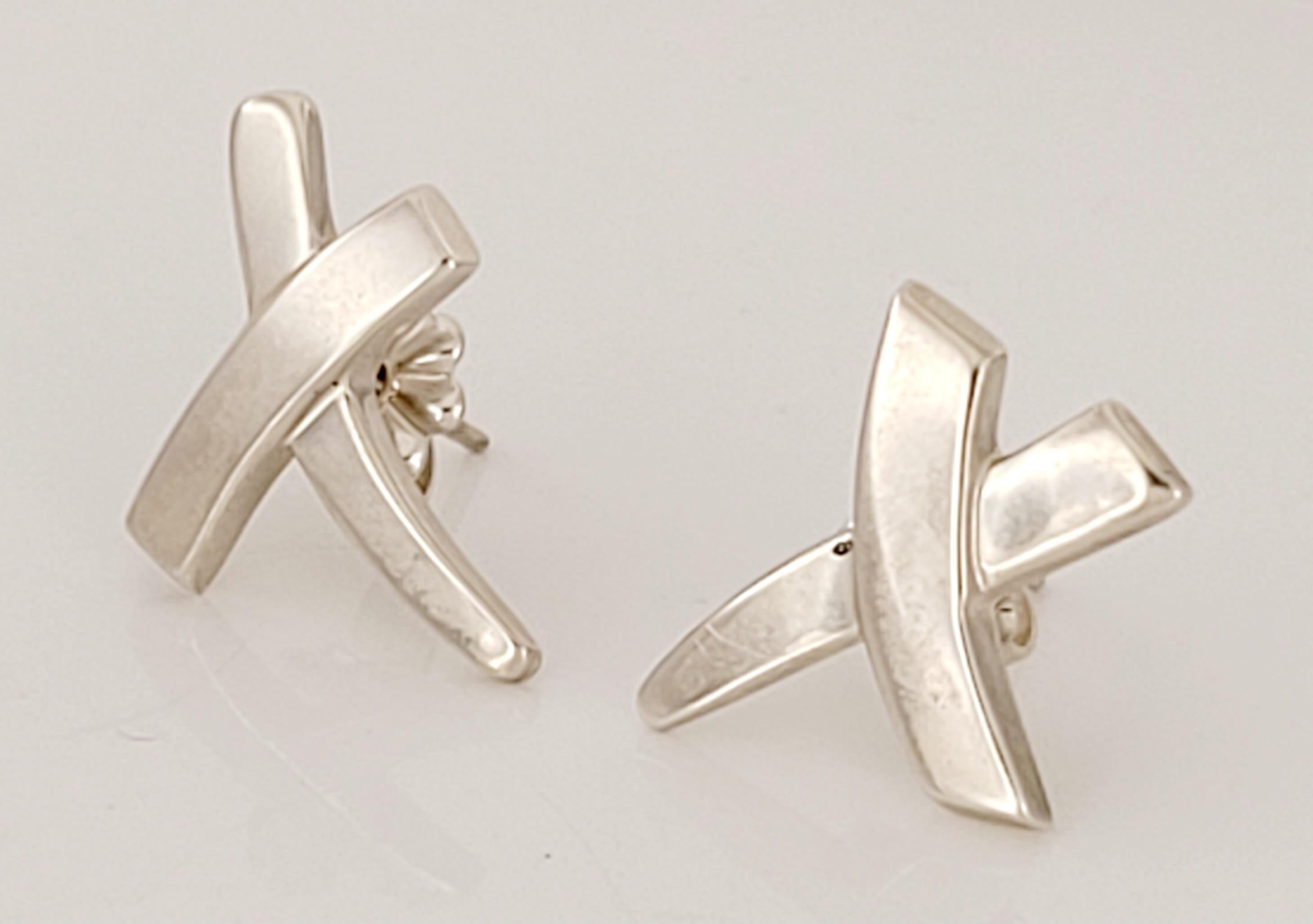 Tiffany& Co Kuss-Kreuz-Ohrring
MATERIAL Sterling Silber 
Reinheit des Metalls 925
Gewicht 2,7 gr insgesamt
Zustand Neu, ohne Etikett
Kommt mit Tiffany& Co Etui
