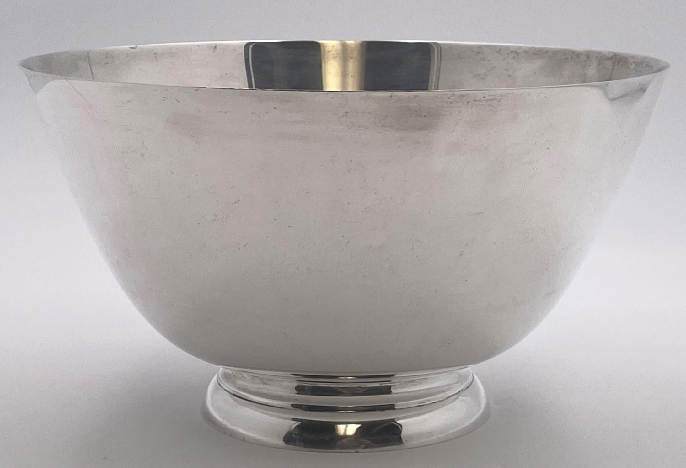 Große Schale aus Sterlingsilber von Tiffany & Co. im Mid-Century Modern Stil mit elegantem, geometrischem Design und der Musternummer 23649 aus den 1950er Jahren. Sie misst 9 7/8'' im Durchmesser und 5 1/2'' in der Höhe, wiegt 31,5 Feinunzen und