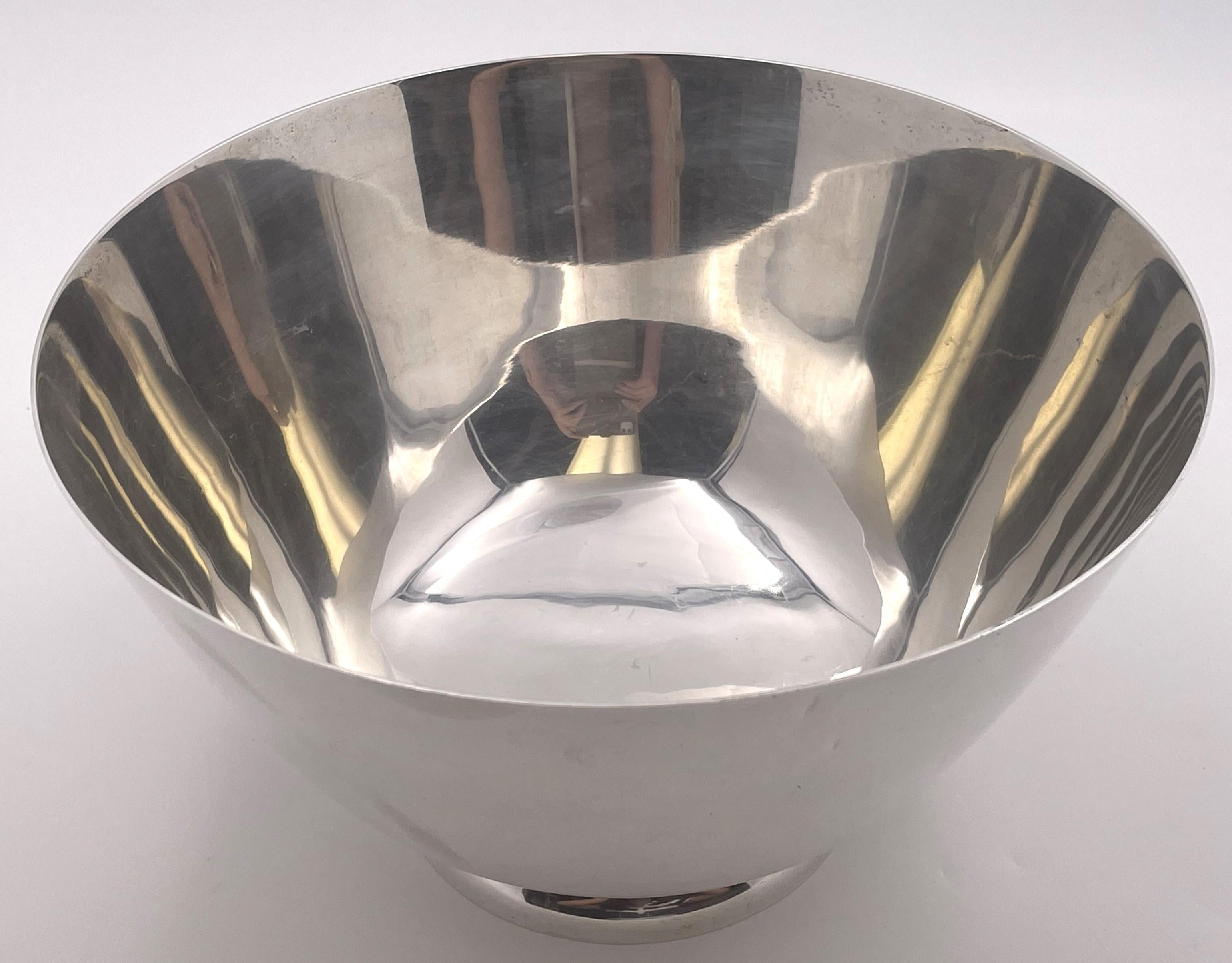 Tiffany & Co. Große Schale aus Sterling Silber im modernen Stil der Jahrhundertmitte im Zustand „Gut“ im Angebot in New York, NY