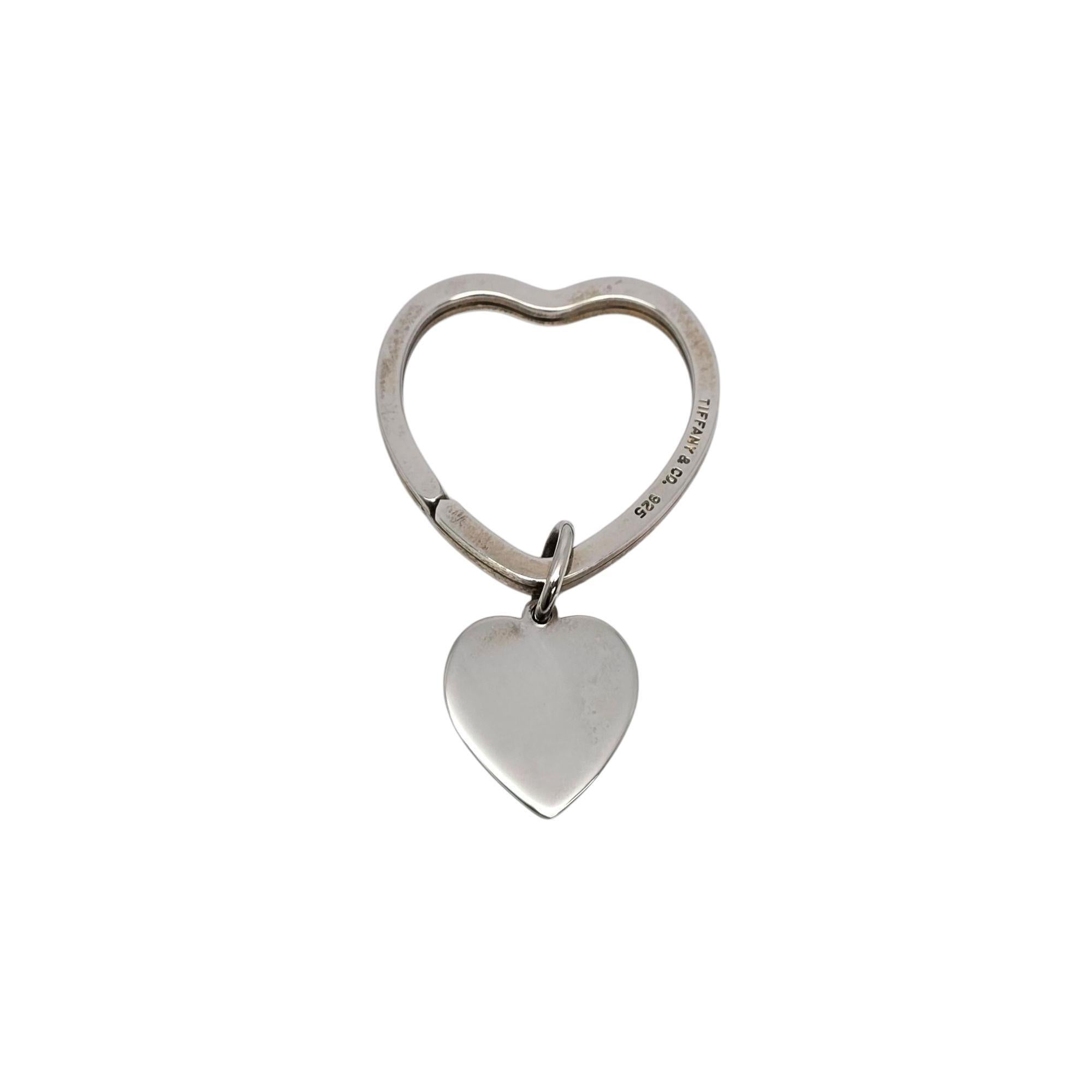 Sterling silver large heart keychain/key ring by Tiffany & Co.

This Tiffany & Co key ring features a large heart shaped key ring with a heart dangle. Tiffany & Co box and pouch are not included.

Measures approx 2 1/8