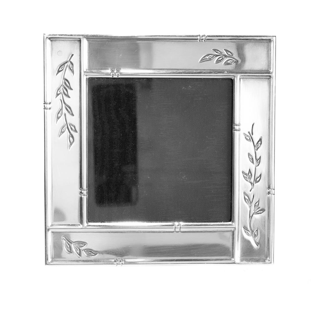 A fine silver picture or photo frame.

By Tiffany & Co.

In sterling silver.

With engraved leaf designs throughout.

Marked to the base for ©2002 / Tiffany & Co. / 925 / Spain, and to the easel back for Tiffany & Co. 

Simply a wonderful picture