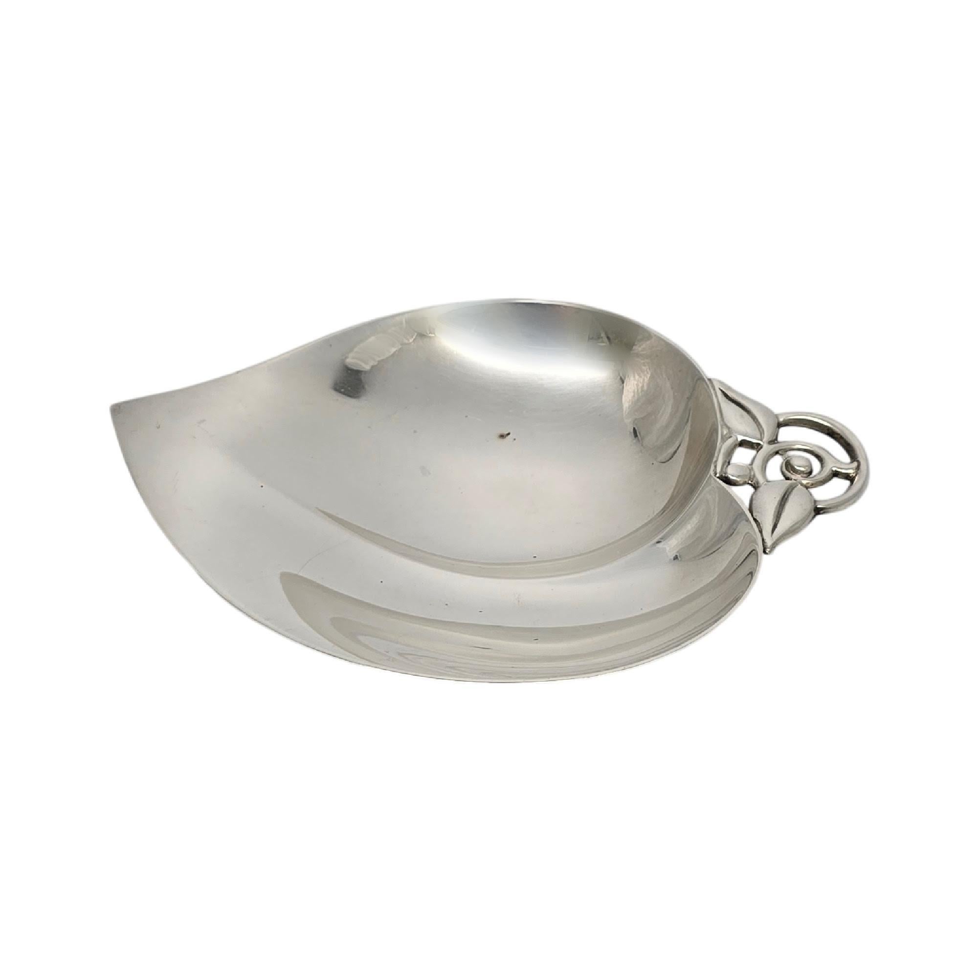 Plato/cuenco de hojas de plata de ley de Tiffany & Co, modelo nº 22885.

Plato mediano en forma de hoja con diseño de tallo calado y 2 pies de bola debajo. Los sellos datan estas piezas de la fabricación bajo la dirección de William T. Lusk,