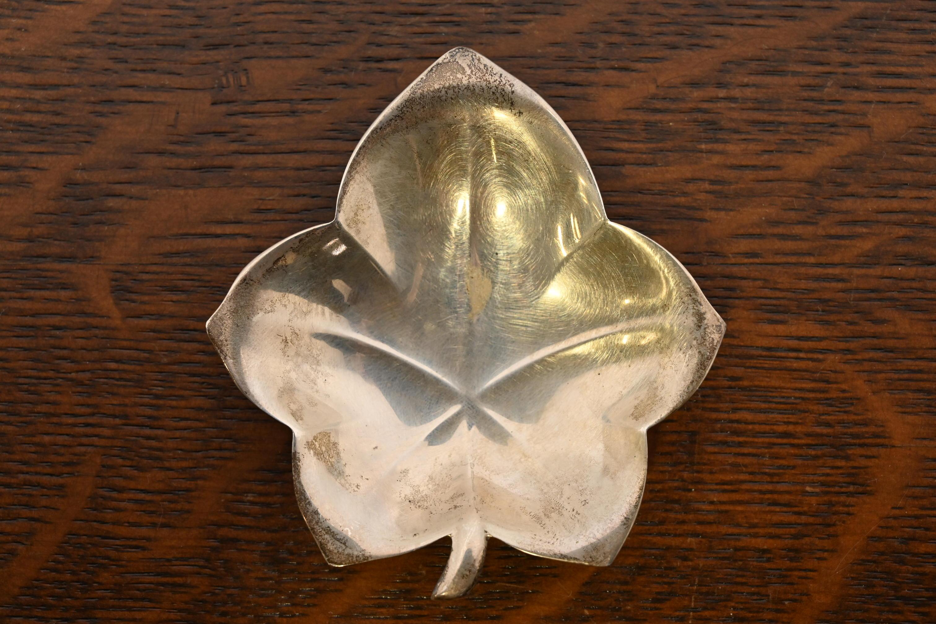 Ein wunderschönes blattförmiges Sterlingsilber-Tablett oder eine Schmuckschale aus der Zeit des Art déco

Von Tiffany & Co. (signiert auf der Unterseite)

USA, ca. 1940er Jahre

Maße: 3 
