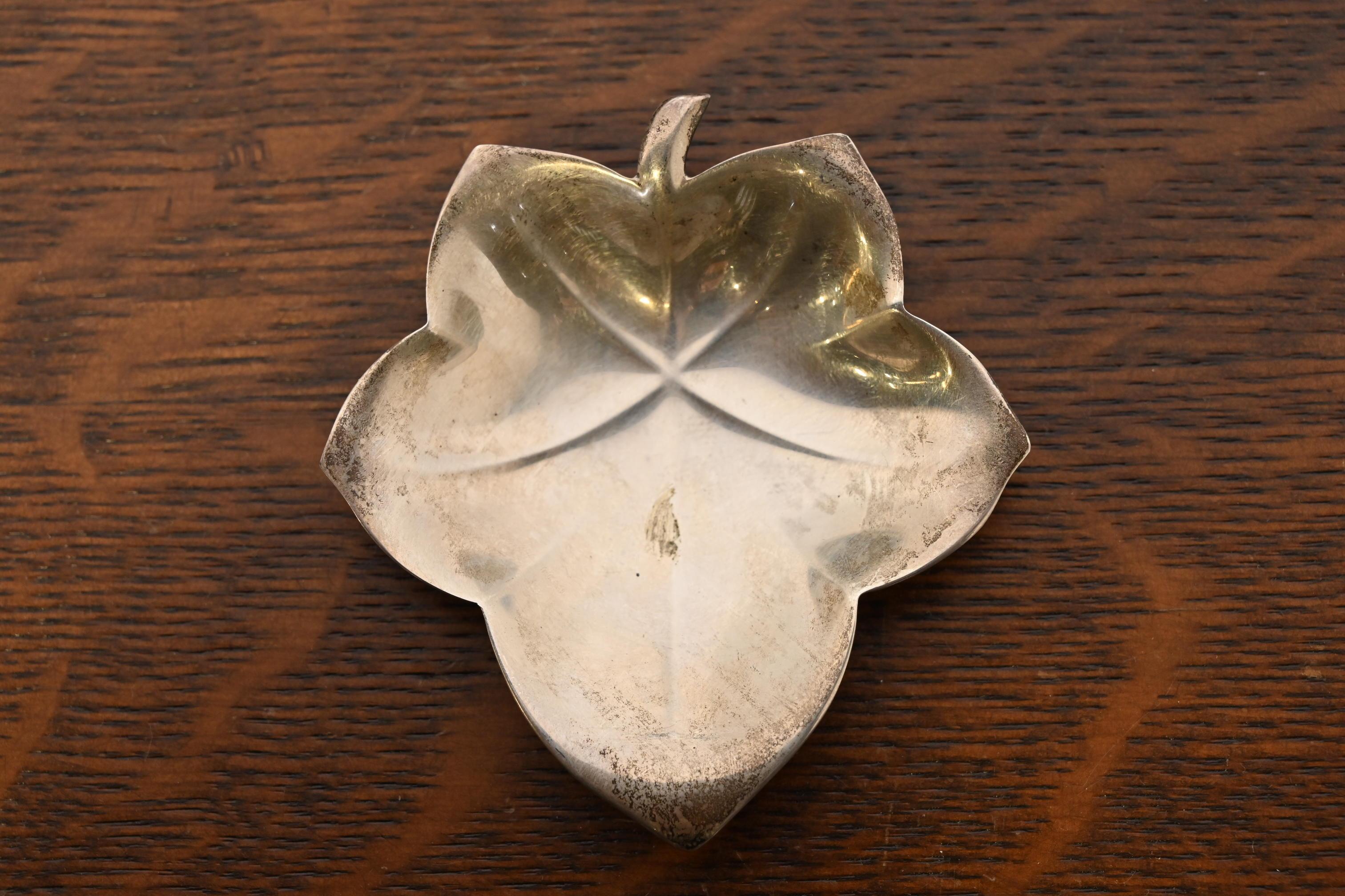 Tiffany & Co. Sterling Silver Leaf Form Schmuck Schale oder Catchall Tablett (amerikanisch) im Angebot