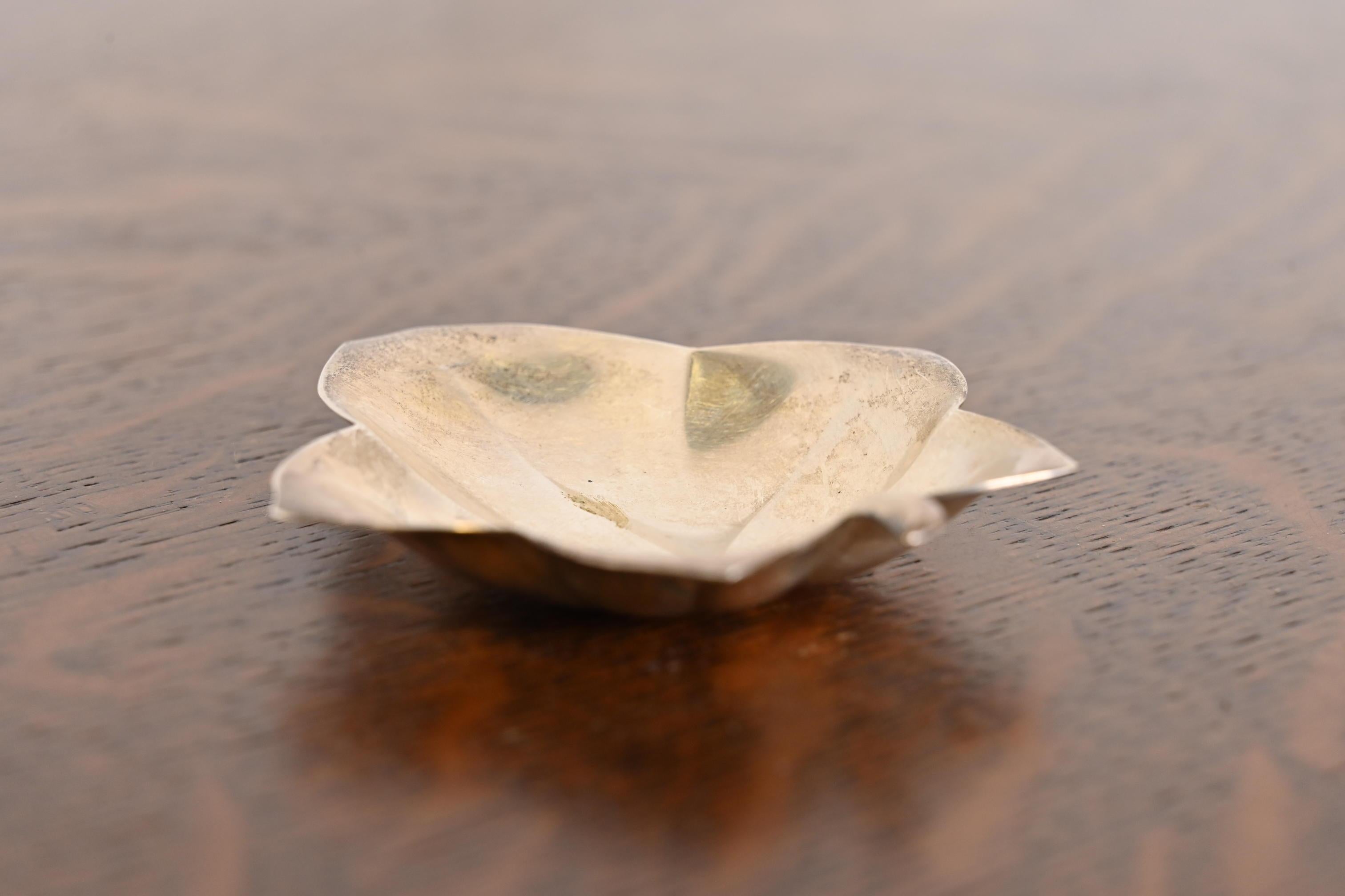 Tiffany & Co. Sterling Silver Leaf Form Schmuck Schale oder Catchall Tablett im Zustand „Gut“ im Angebot in South Bend, IN