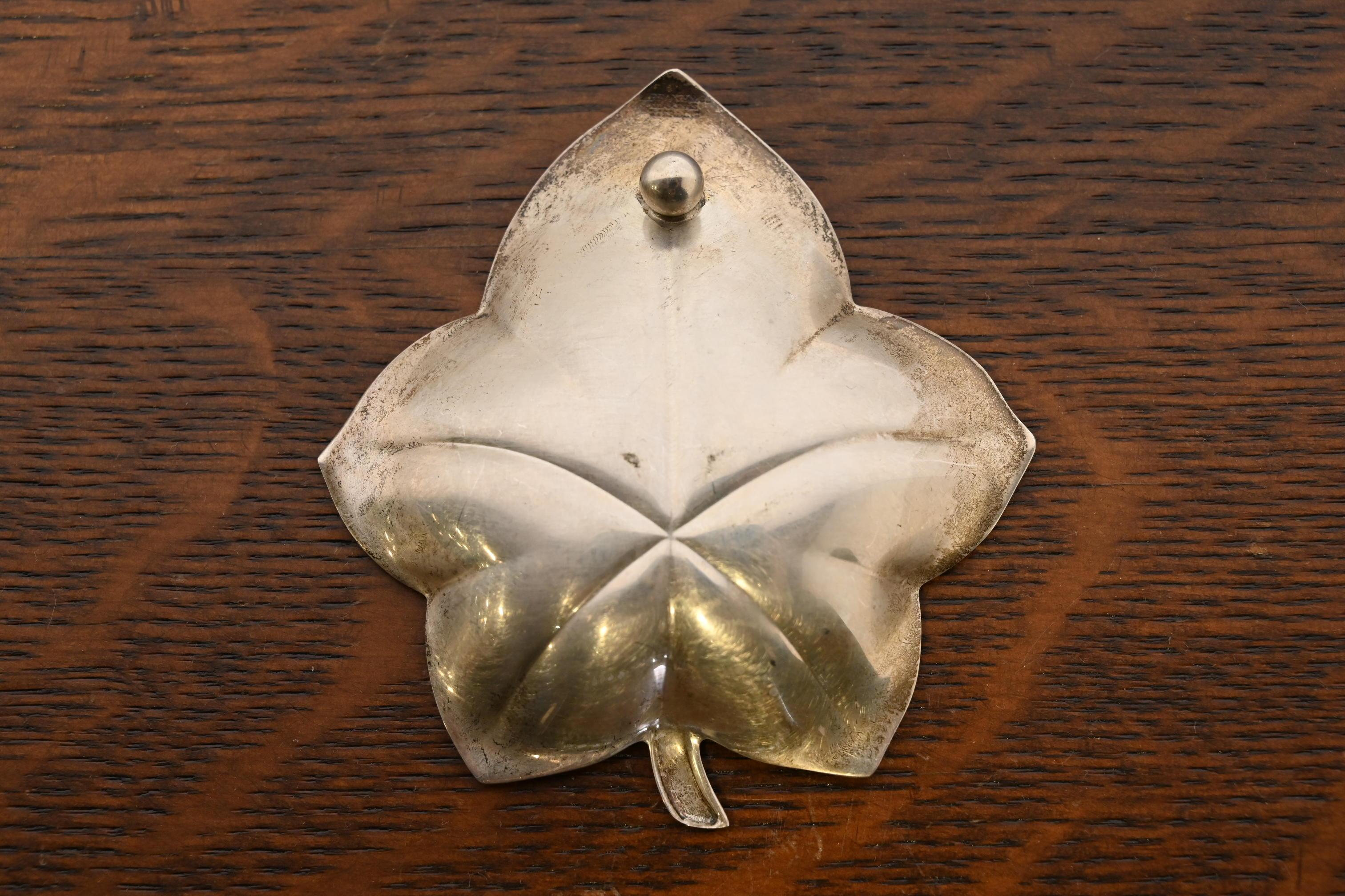 Tiffany & Co. Sterling Silver Leaf Form Schmuck Schale oder Catchall Tablett (Mitte des 20. Jahrhunderts) im Angebot