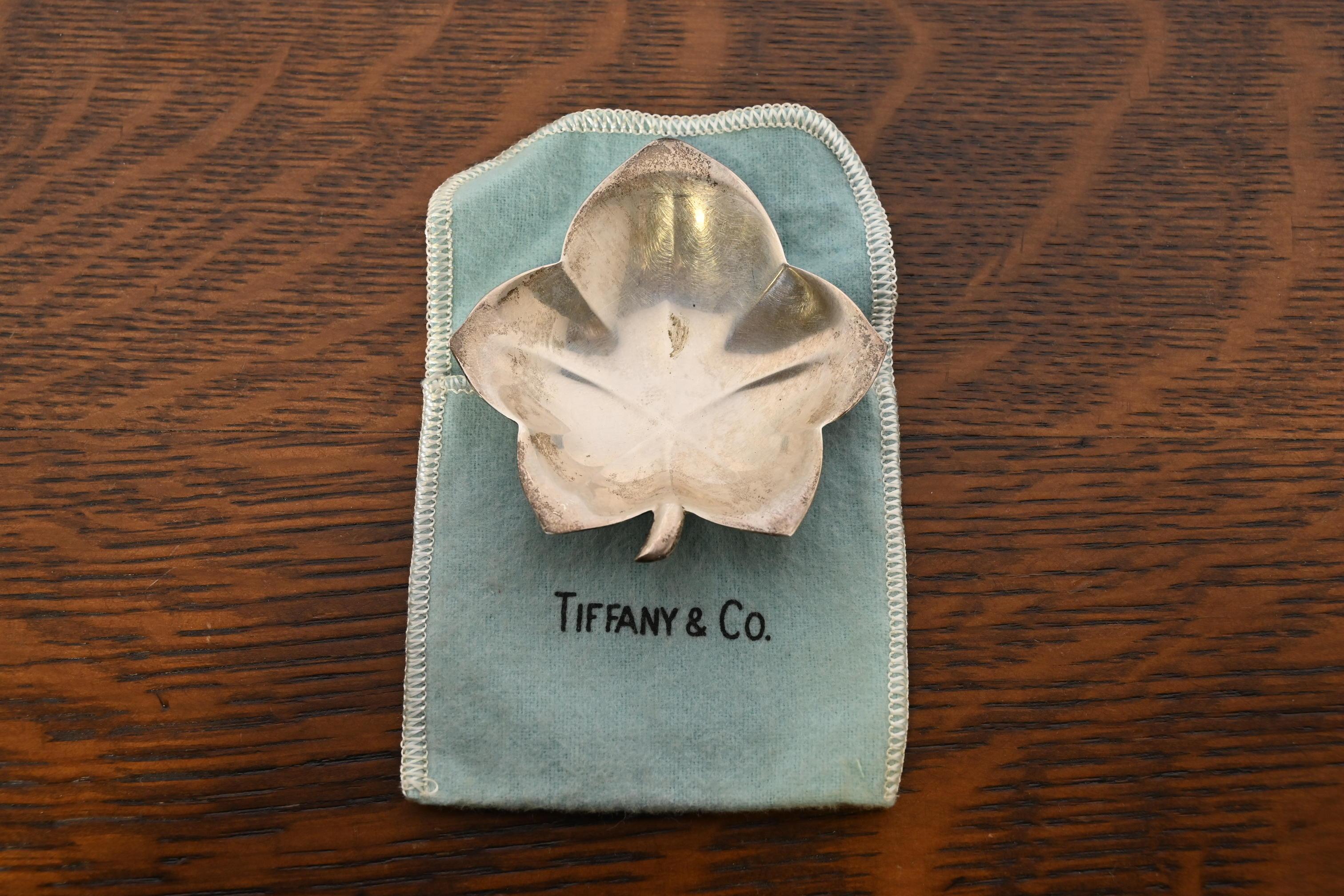 Tiffany & Co. Sterling Silver Leaf Form Schmuck Schale oder Catchall Tablett im Angebot 1