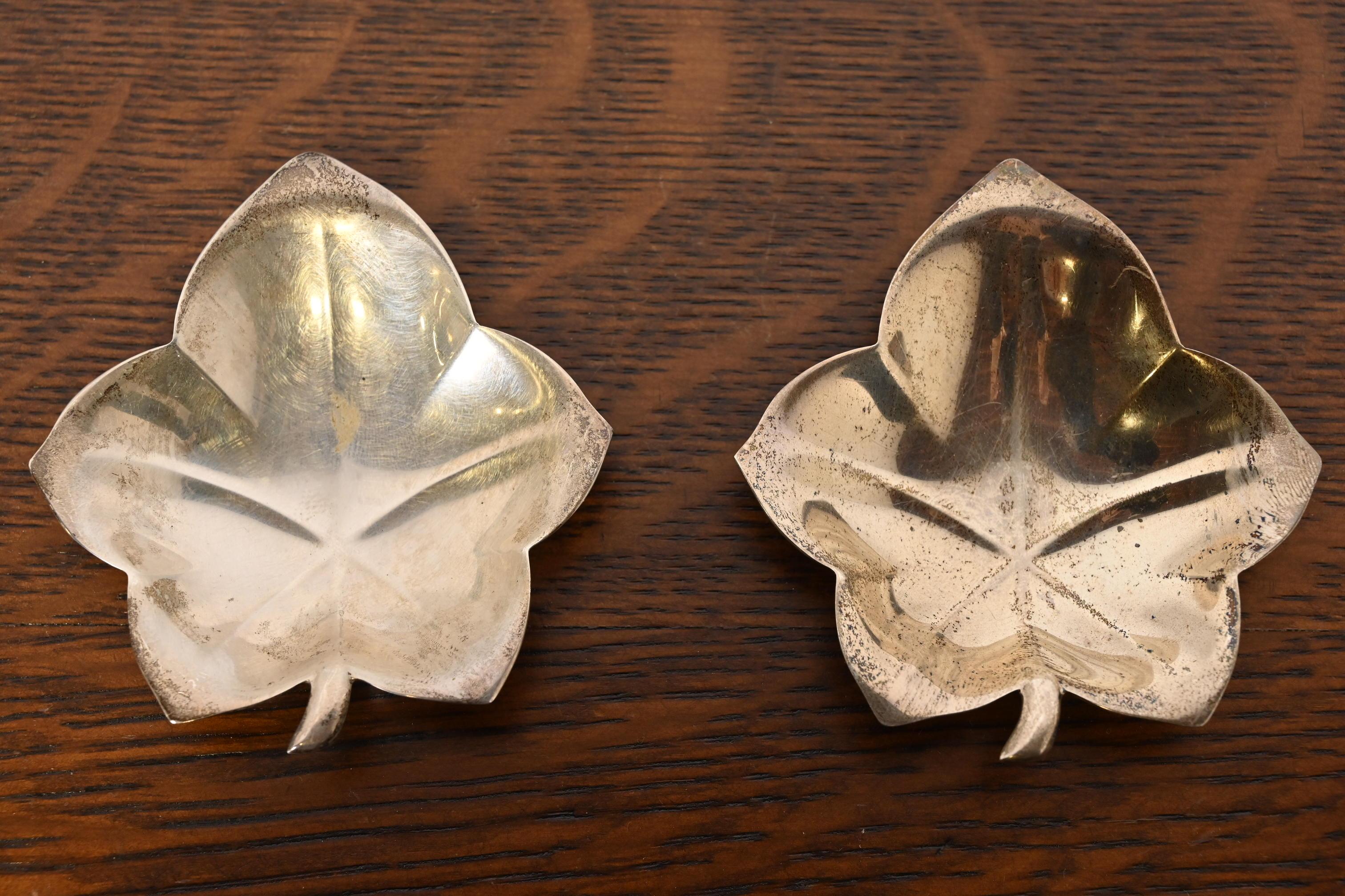 Preciosa pareja de bandejas de plata de ley con forma de hoja o platos para joyas de la época Art Déco

Por Tiffany & Co. (firmado en la parte inferior)

EE.UU., alrededor de 1940

Cada uno mide 3