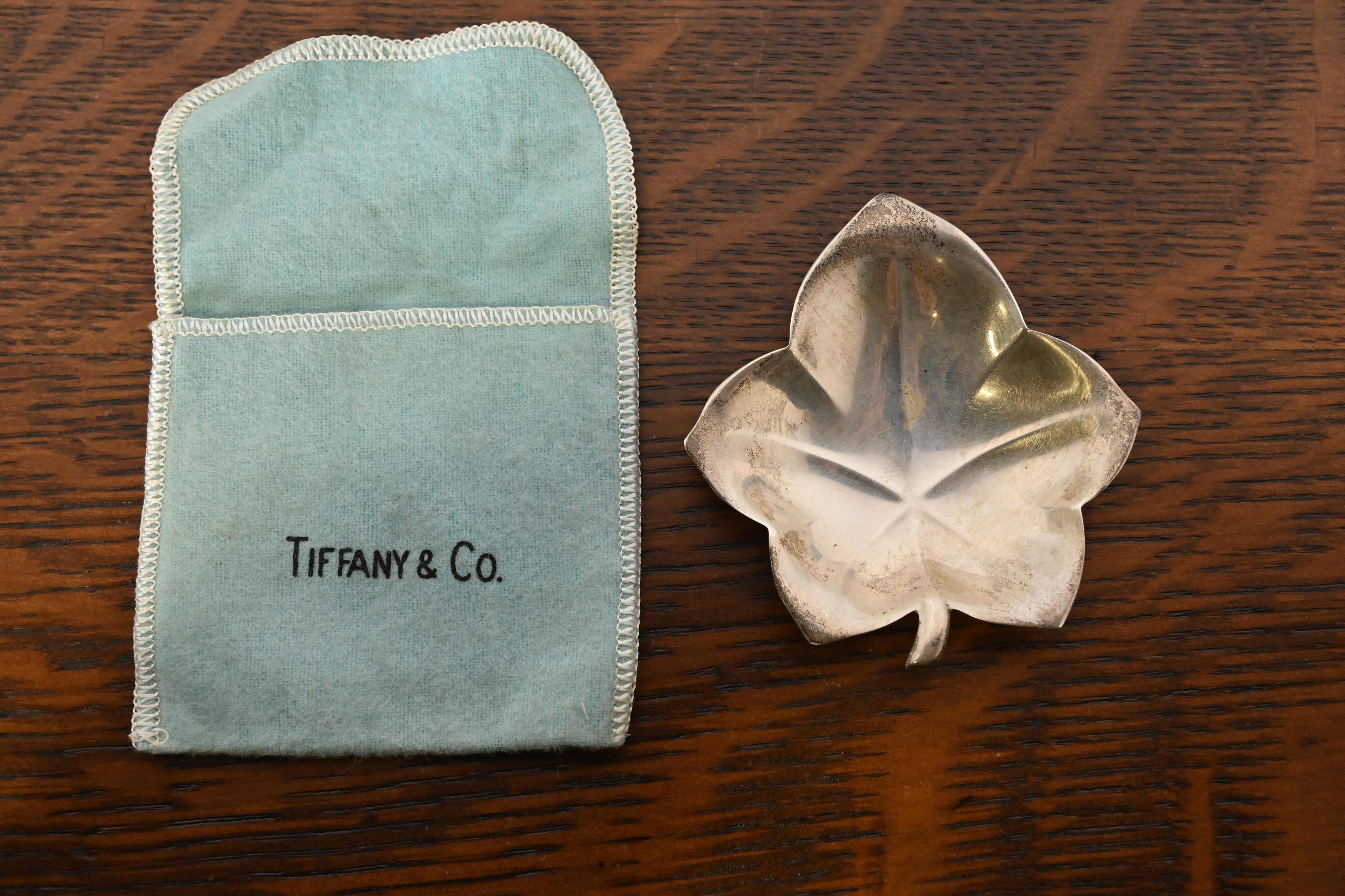 Tiffany & Co. Platos para baratijas o bandejas recogemuestras de plata de ley en forma de hoja en venta 2