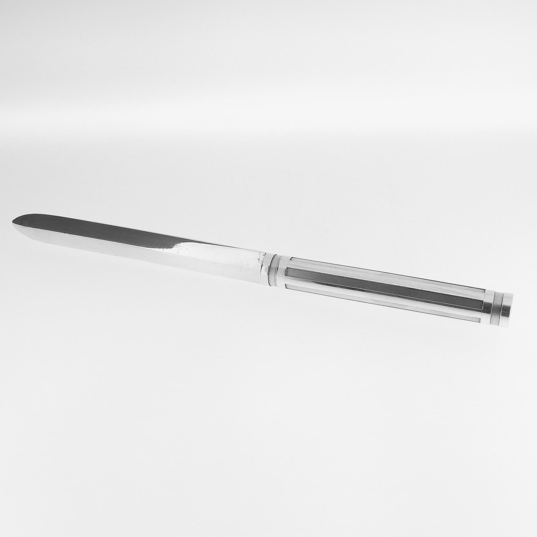 Un coupe-papier en argent fin.
Détails supplémentaires :
En argent sterling.

Par Tiffany & Co. 

Marqué à l'extrémité de la poignée pour Tiffany & Co. / 925 / © / 1995

Un ouvre-lettres tout simplement merveilleux !

Date :
Fin du 20e