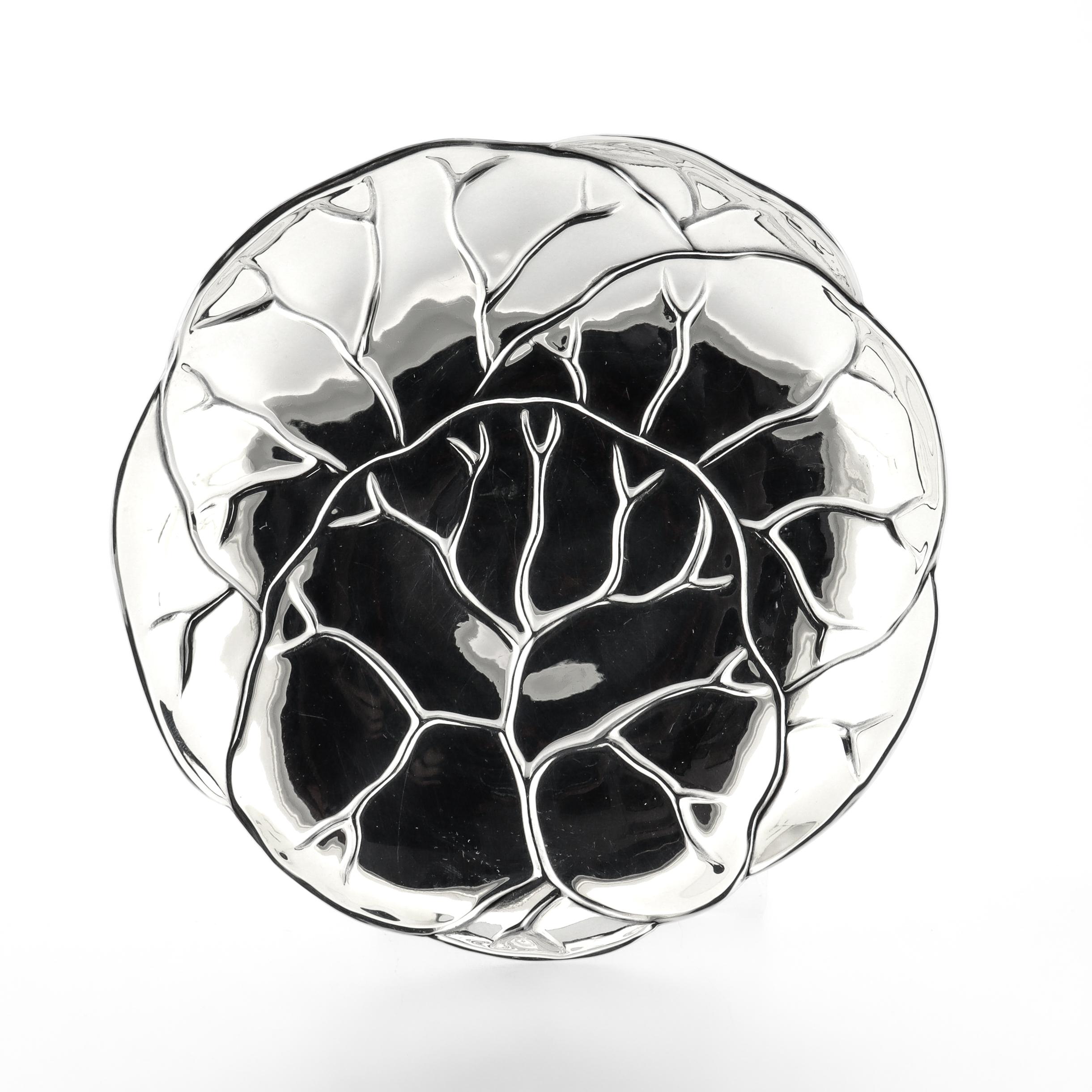 Un bel piatto o ciotola in argento firmato con foglie di cavolo.

Da Tiffany & Co.

In argento sterling.

Modello n. 25226.

Con un bordo smerlato e un'incisione che ricorda un cavolo o una lattuga.

Un design Tiffany semplicemente