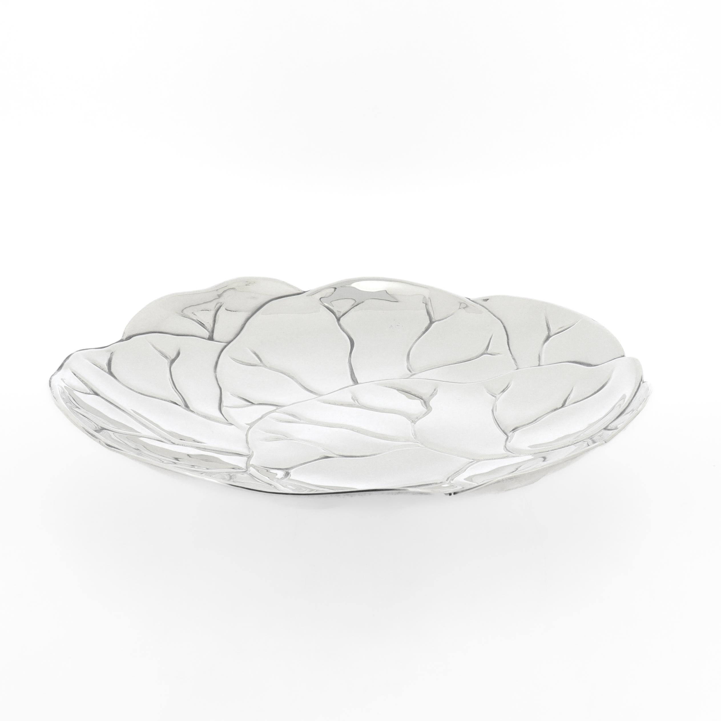 XX secolo Tiffany & Co. Piatto o recipiente in argento sterling a forma di foglia di lattuga o di cavolo in vendita