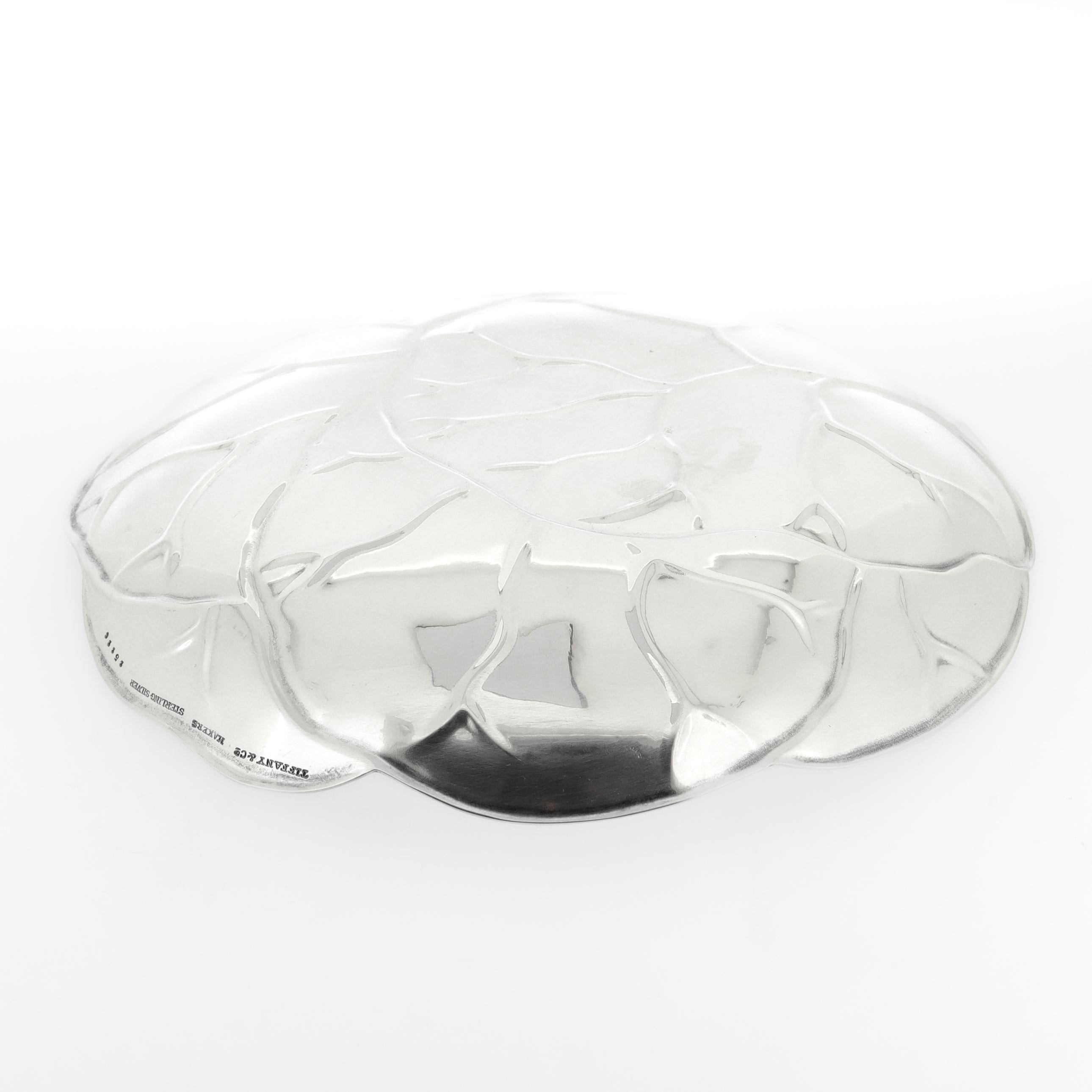 Tiffany & Co. Piatto o recipiente in argento sterling a forma di foglia di lattuga o di cavolo in vendita 1