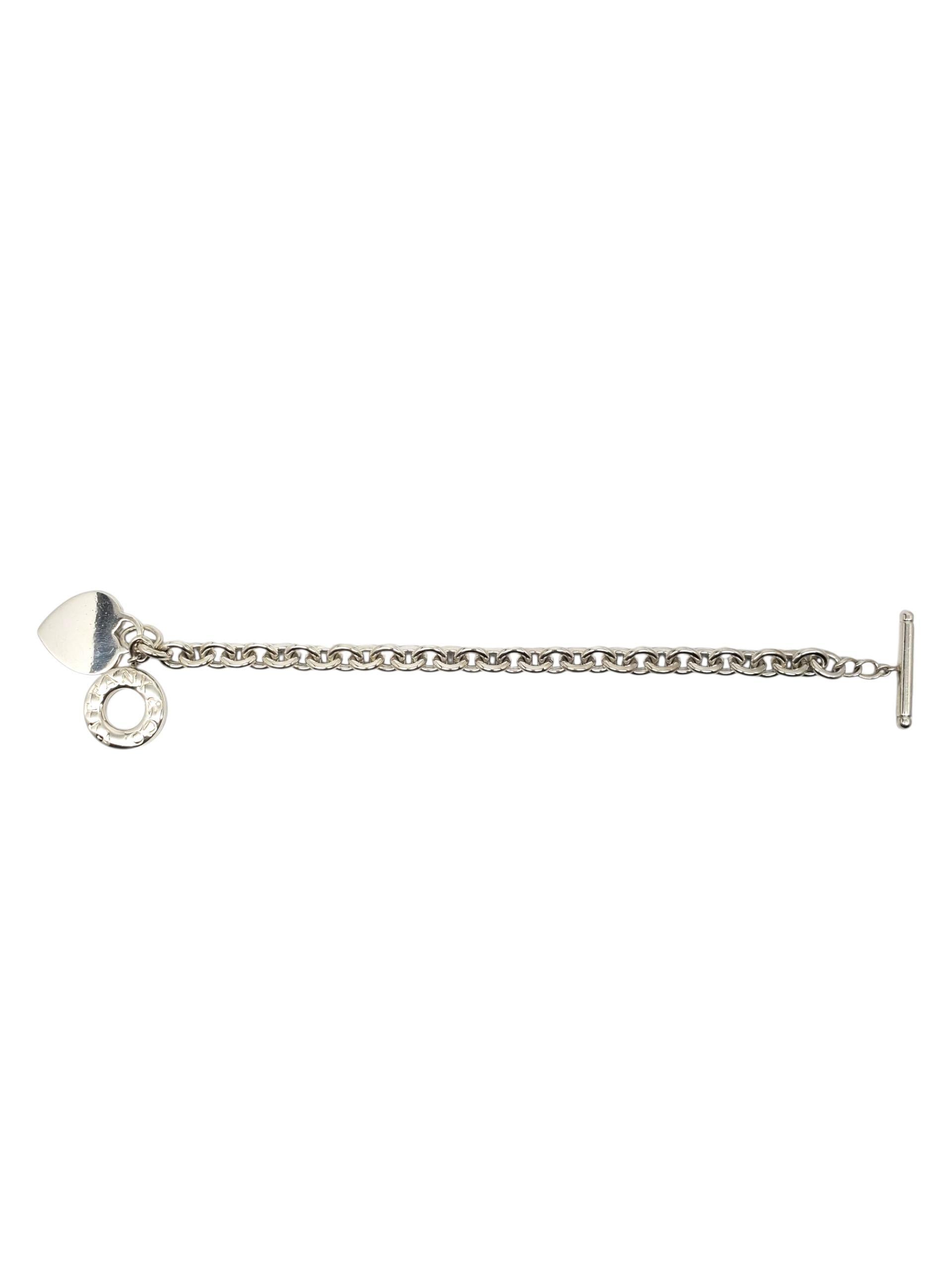 Tiffany & Co. Pulsera de eslabones de plata de ley con corazón - Toggle - A Link

Esta auténtica pulsera de eslabones de Tiffany & Co. incluye una cadena de eslabones redondos con un colgante de corazón y el característico cierre circular abierto de