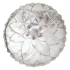 Tiffany & Co. Piatto in argento sterling con fiore di loto o ninfea