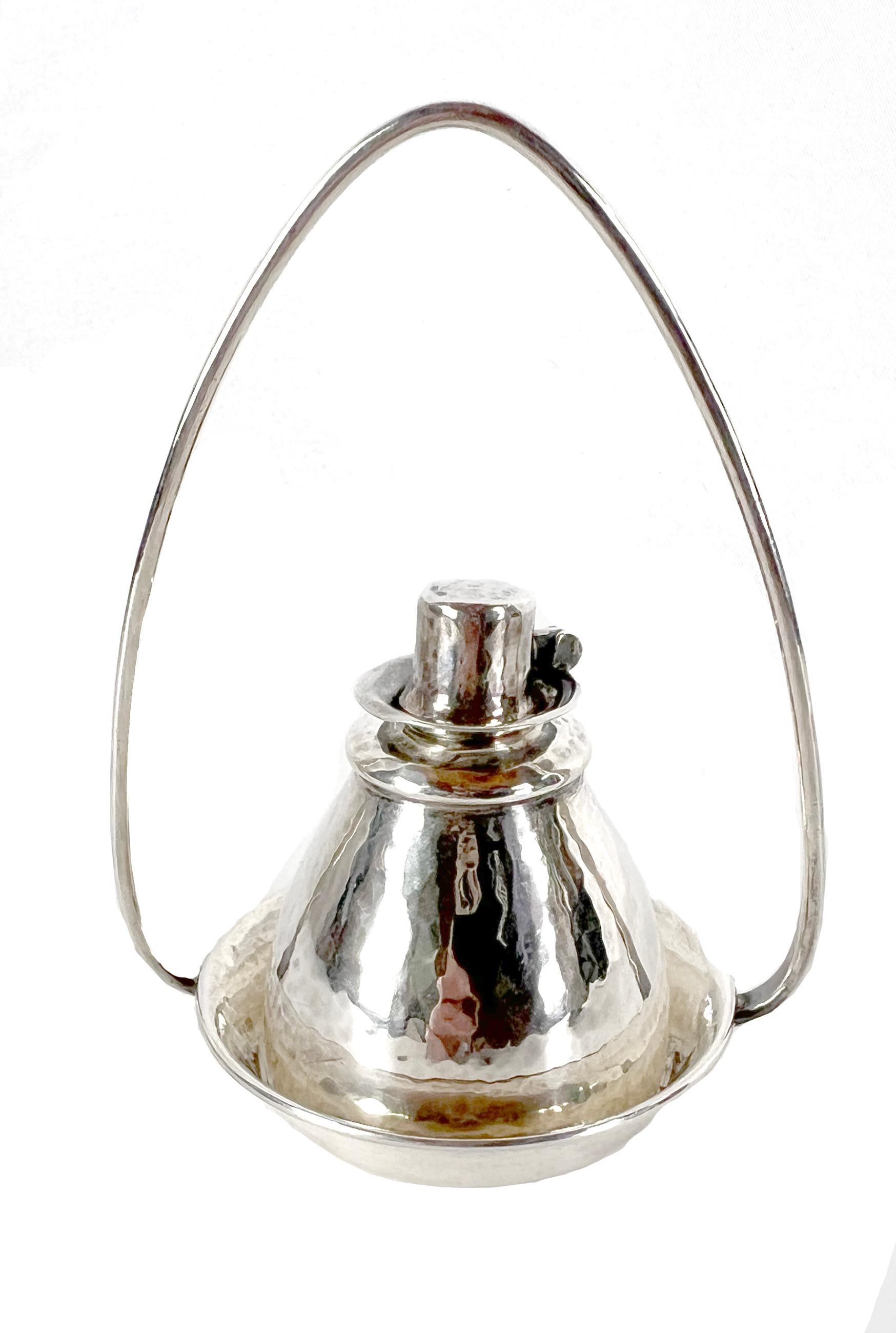 Tiffany & Co. Briquet à cigare en argent A Silver Makers Table

Tiffany & Co. Briquet de table pour cigare. Corps en argent sterling avec mèche en coton. La partie inférieure de cette lampe porte clairement la mention 