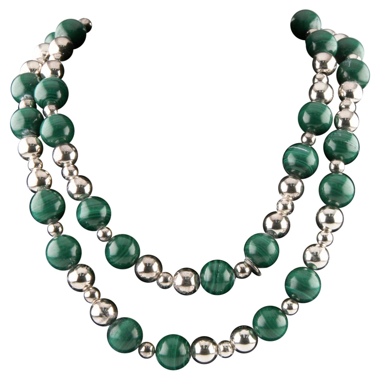 Tiffany & Co. Wunderschöne Halskette aus Sterlingsilber mit Malachit-Perlen im Angebot