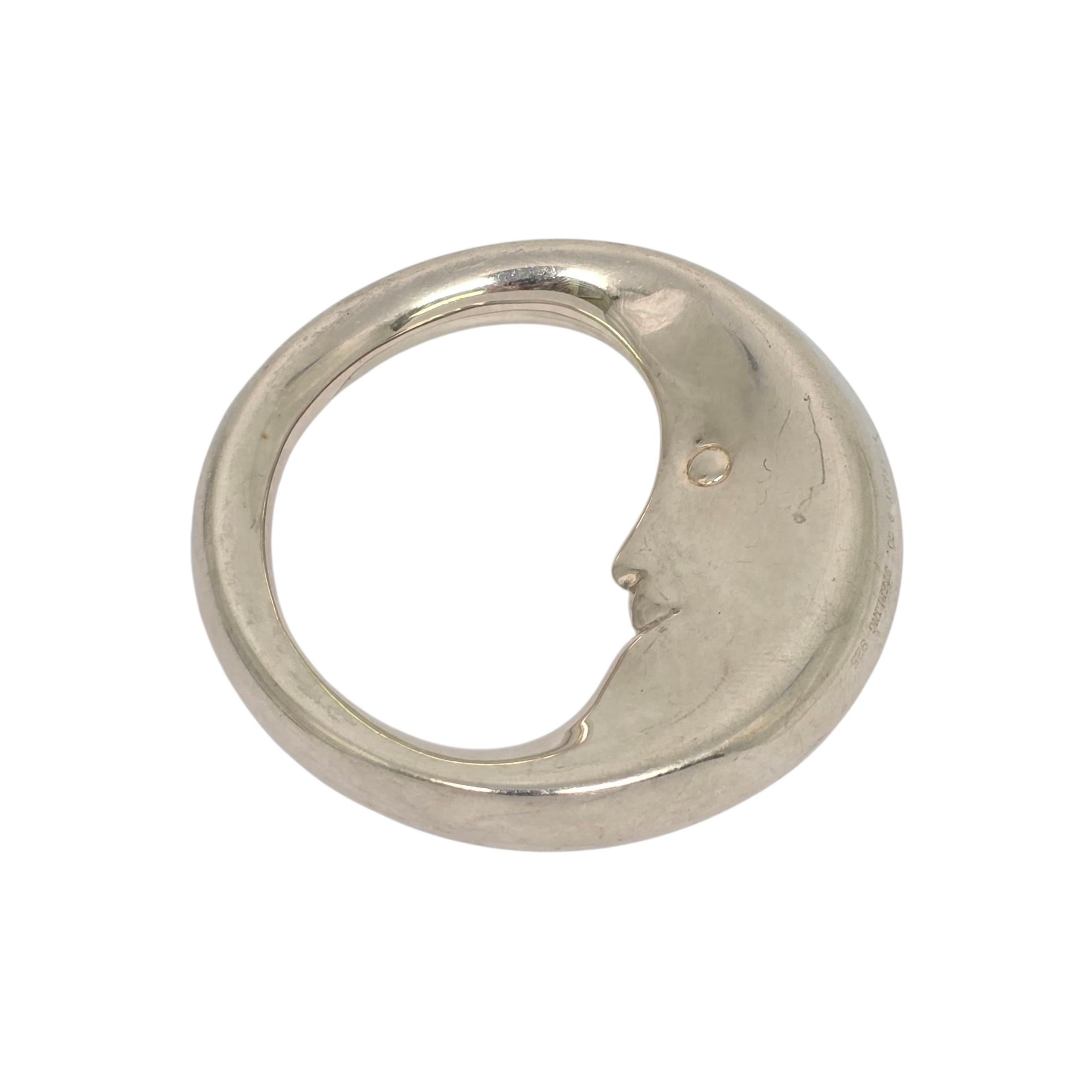 Sonajero Hombre en la Luna de plata de ley Tiffany & Co.

Un auténtico sonajero redondo para bebé de Tiffany con la cara del hombre en la luna. La caja y la bolsa de Tiffany no están incluidas.

Pesa aproximadamente 31,7 g, 20,4 dwt

Mide