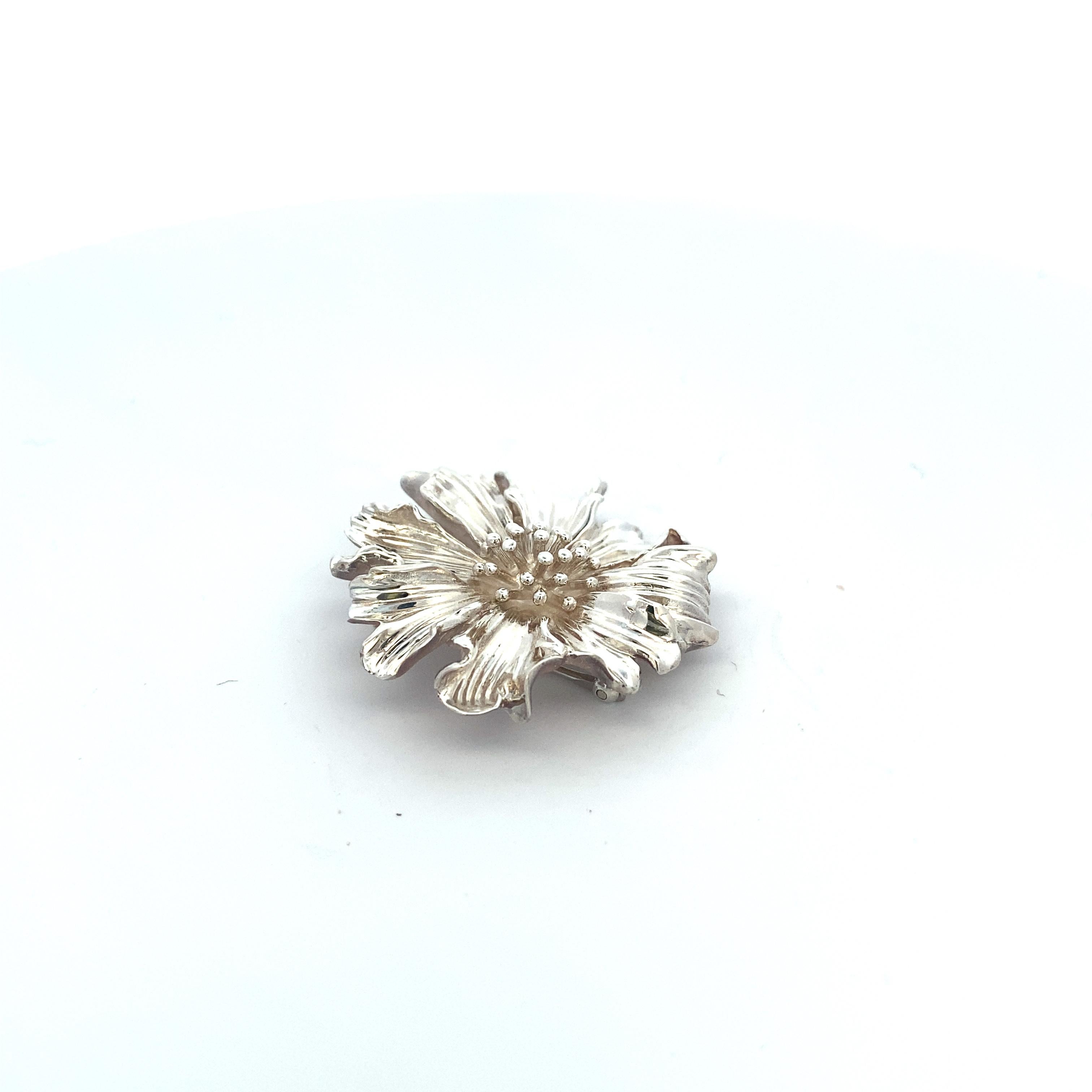 Te presentamos el exquisito Broche Caléndula de plata de ley Tiffany & Co, una pieza atemporal que desprende elegancia y sofisticación. Elaborado con meticulosa atención al detalle, este impresionante broche muestra un delicado diseño de flor de