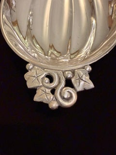 Plats de service Tiffany & Co. en argent sterling, forme « Mellon » - Une paire