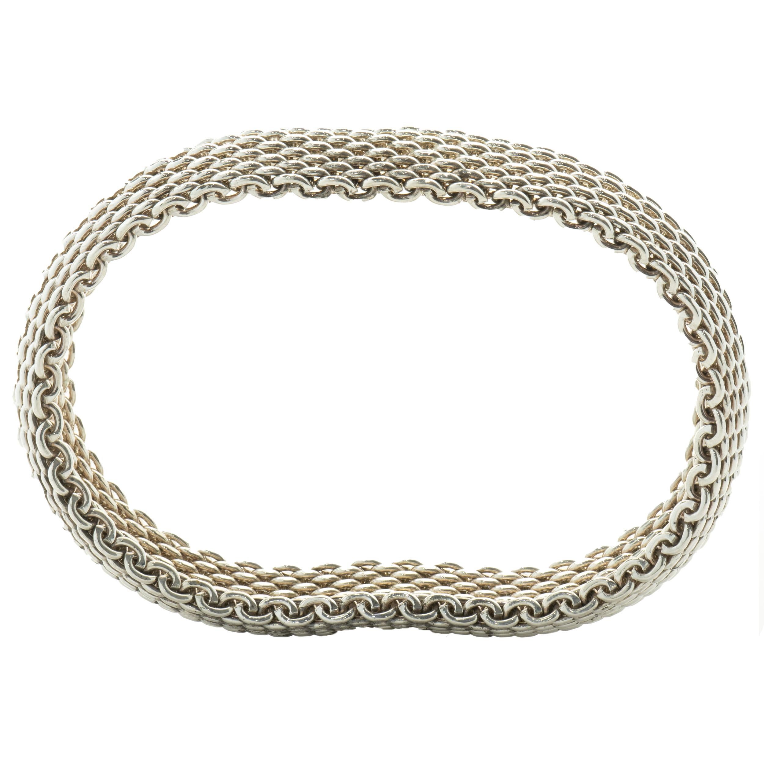 Designer: Tiffany & Co. 
Materiale: argento sterling
Dimensioni: il bracciale misura 15 mm di larghezza
Peso: 57 grammi
Dimensioni: 7,5 pollici

Non sono inclusi né scatola né documenti