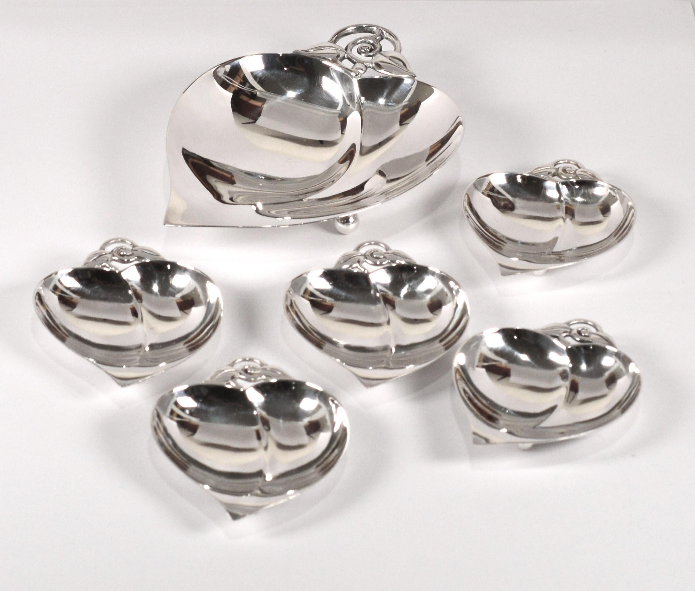 Tiffany & Co. Makers mid-century footed leaf bowl serving dish (one) and five matching individual nut dishes.  Elevate your holiday events and dinner parties with this six piece set of exceptional serving pieces by Tiffany & Co. Made of .925