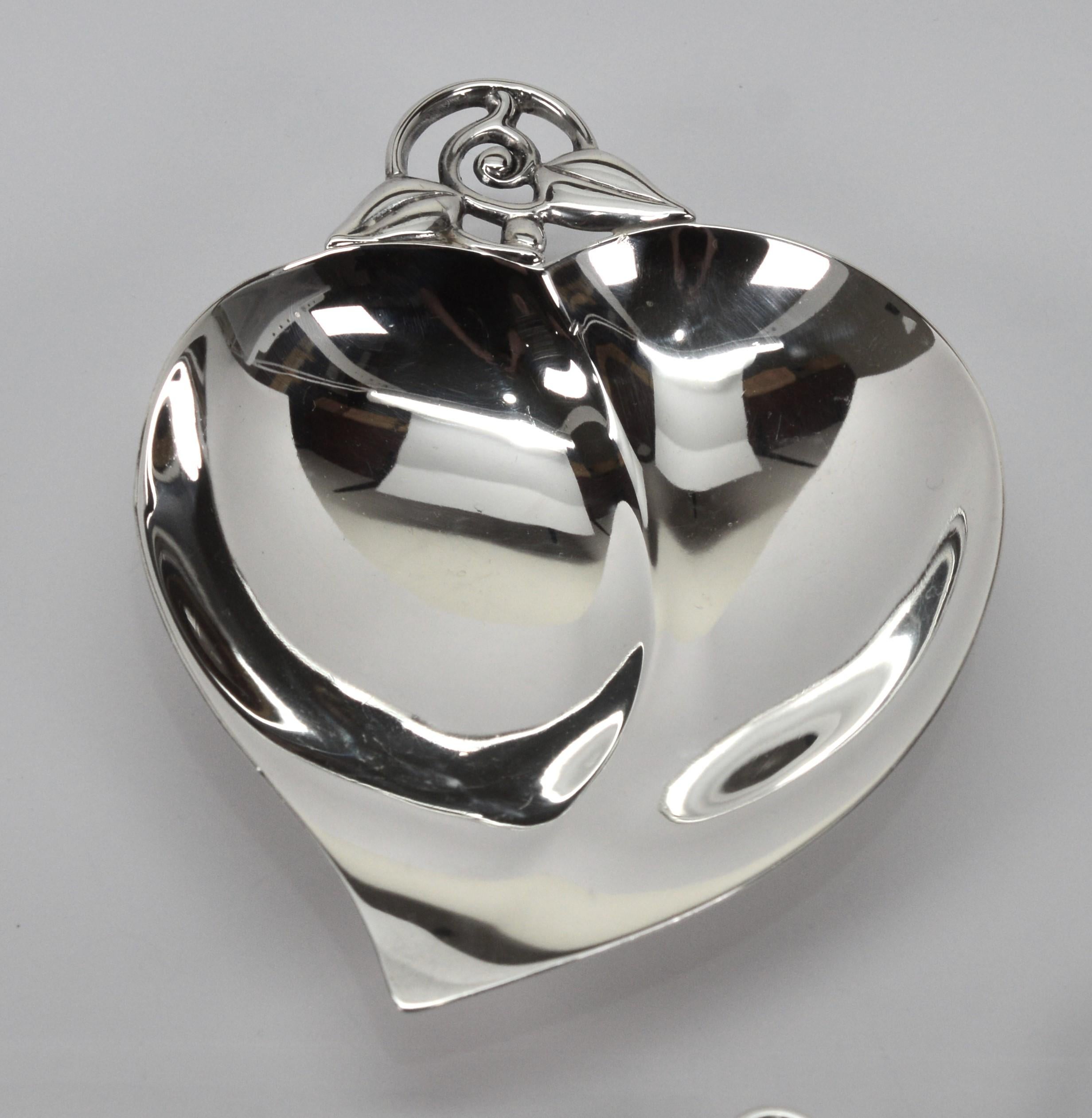 Tiffany & Co. Sterling Silver Mid-Century Leaf Bowl and Matching Leaf Nut Dishes In Good Condition For Sale In Mount Kisco, NY