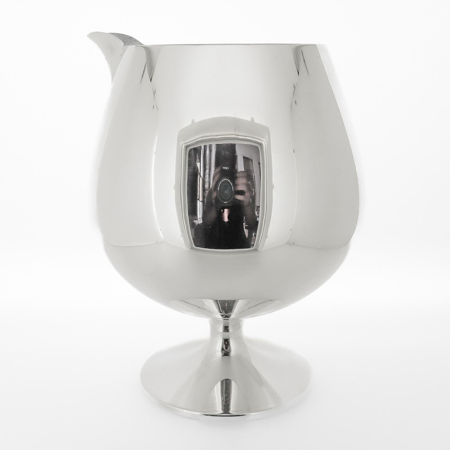 Ein feiner Cocktail- oder Brandykrug.

Aus Sterlingsilber.

Von Tiffany und Co.

Der Korpus mit verjüngten Seiten und einer Ausgusstülle wird von einem trompetenförmigen Fuß getragen.

Vollständig gestempelt für Tiffany auf der Basis.

Einfach