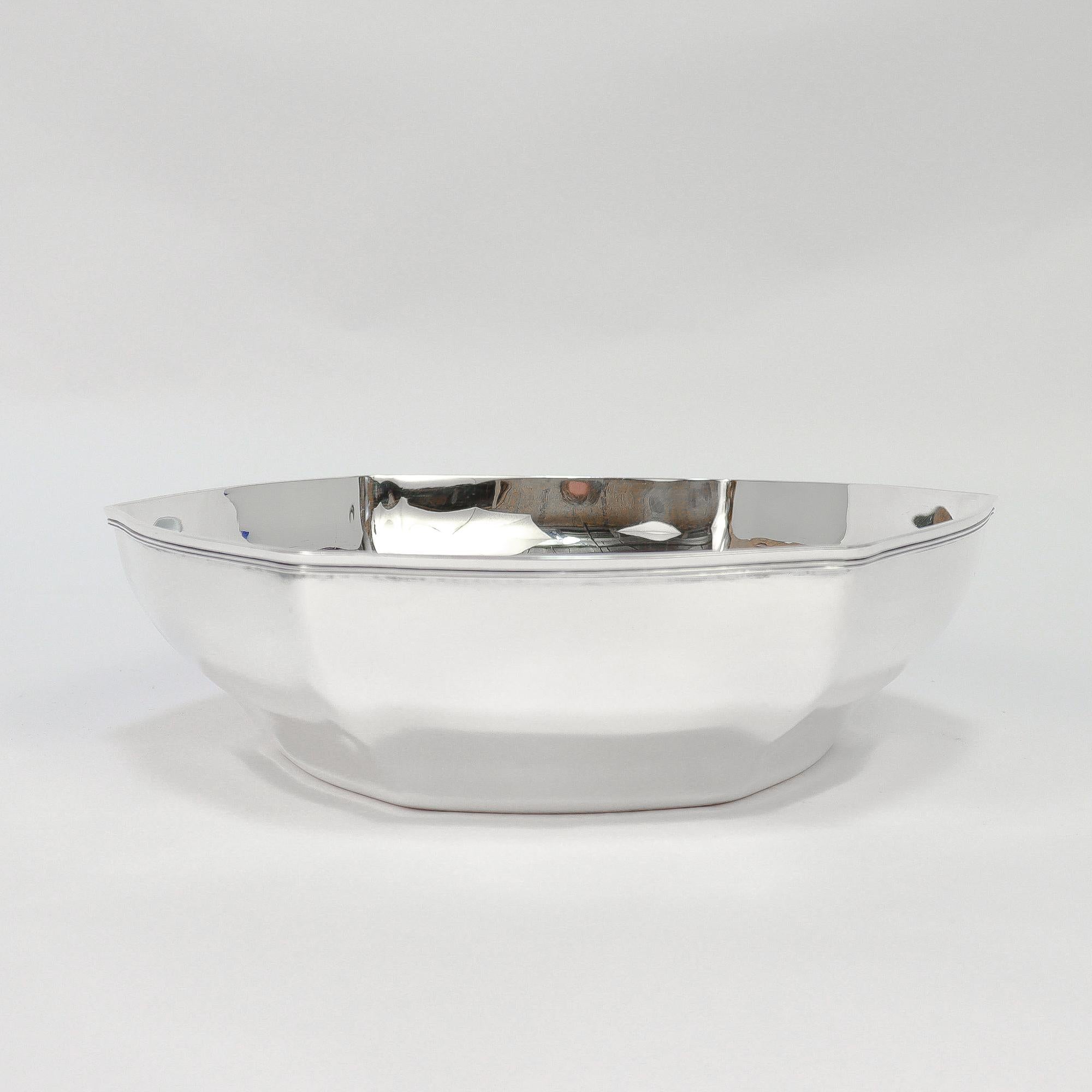 20ième siècle Tiffany & Co. Coupe à fruits en argent Sterling Mid-Century Modern en vente