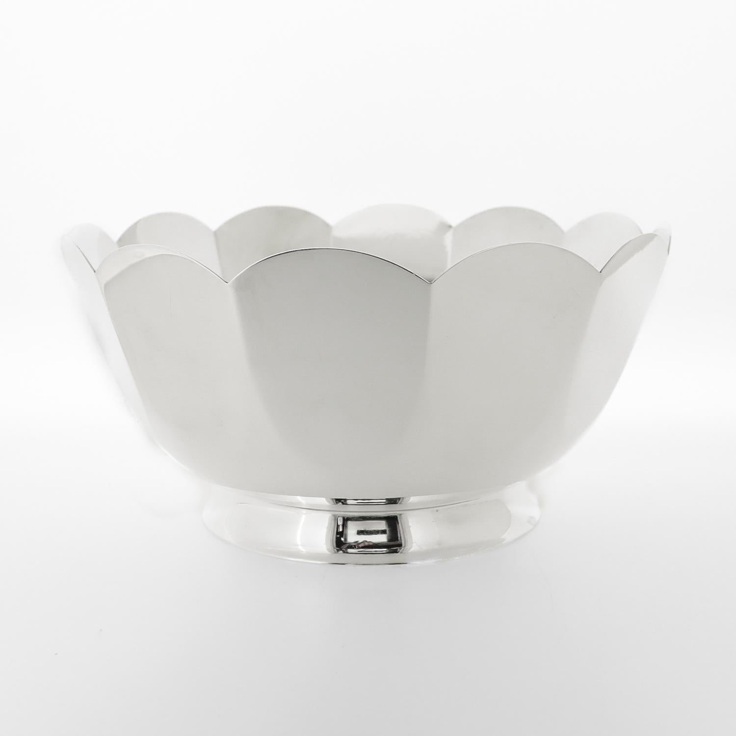 A fine Mid-Century paneled bowl.

In sterling silver.

By Tiffany & Co.

With a scalloped top, paneled or fluted sides, and a flared foot. 

Fully hallmarked to the base.

Simply wonderful Mid-Century Tiffany design!

Date:
Mid-20th Century

Overall
