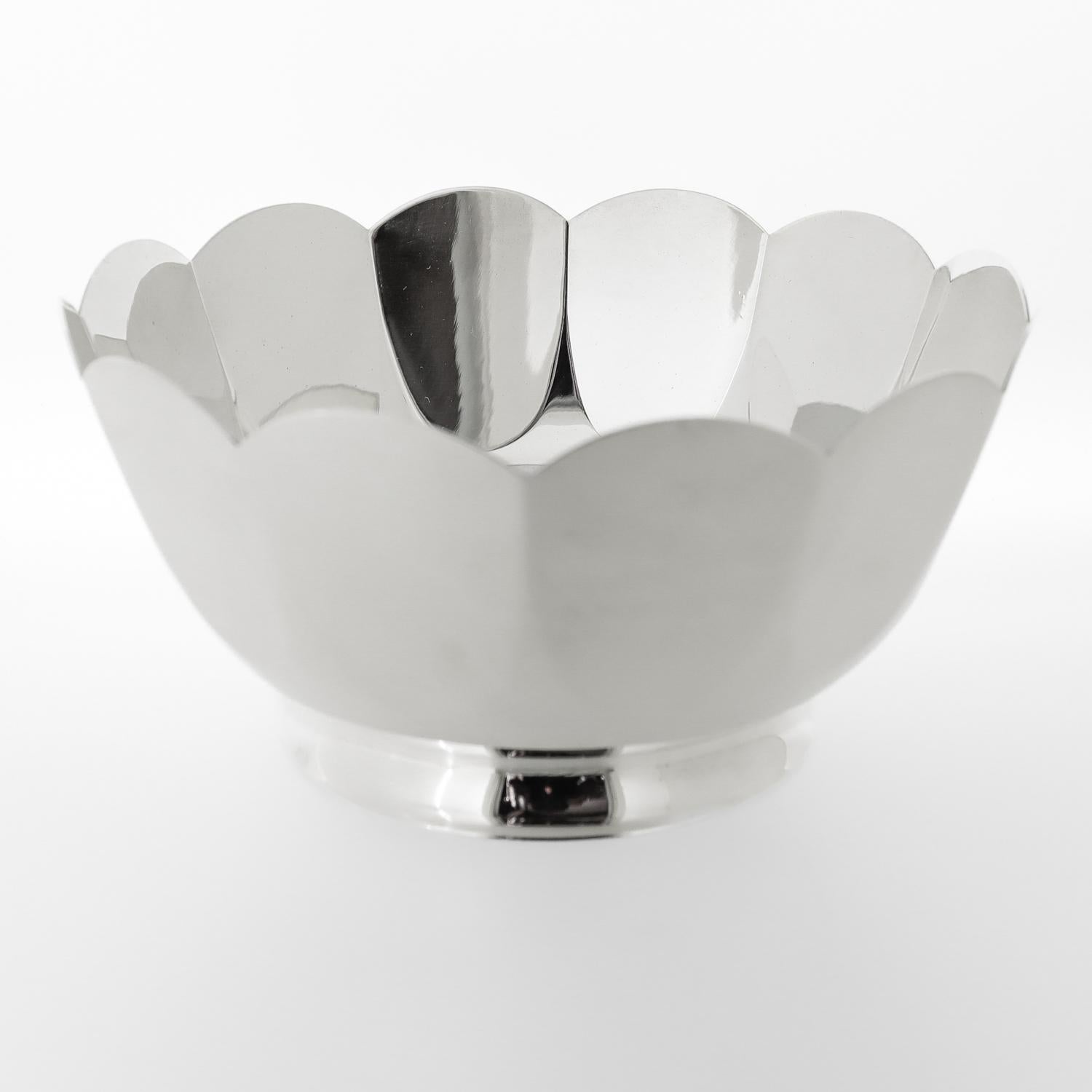 Tiffany & Co. Sterling Silver Mid-Century Paneled or Fluted Bowl In Good Condition For Sale In Philadelphia, PA