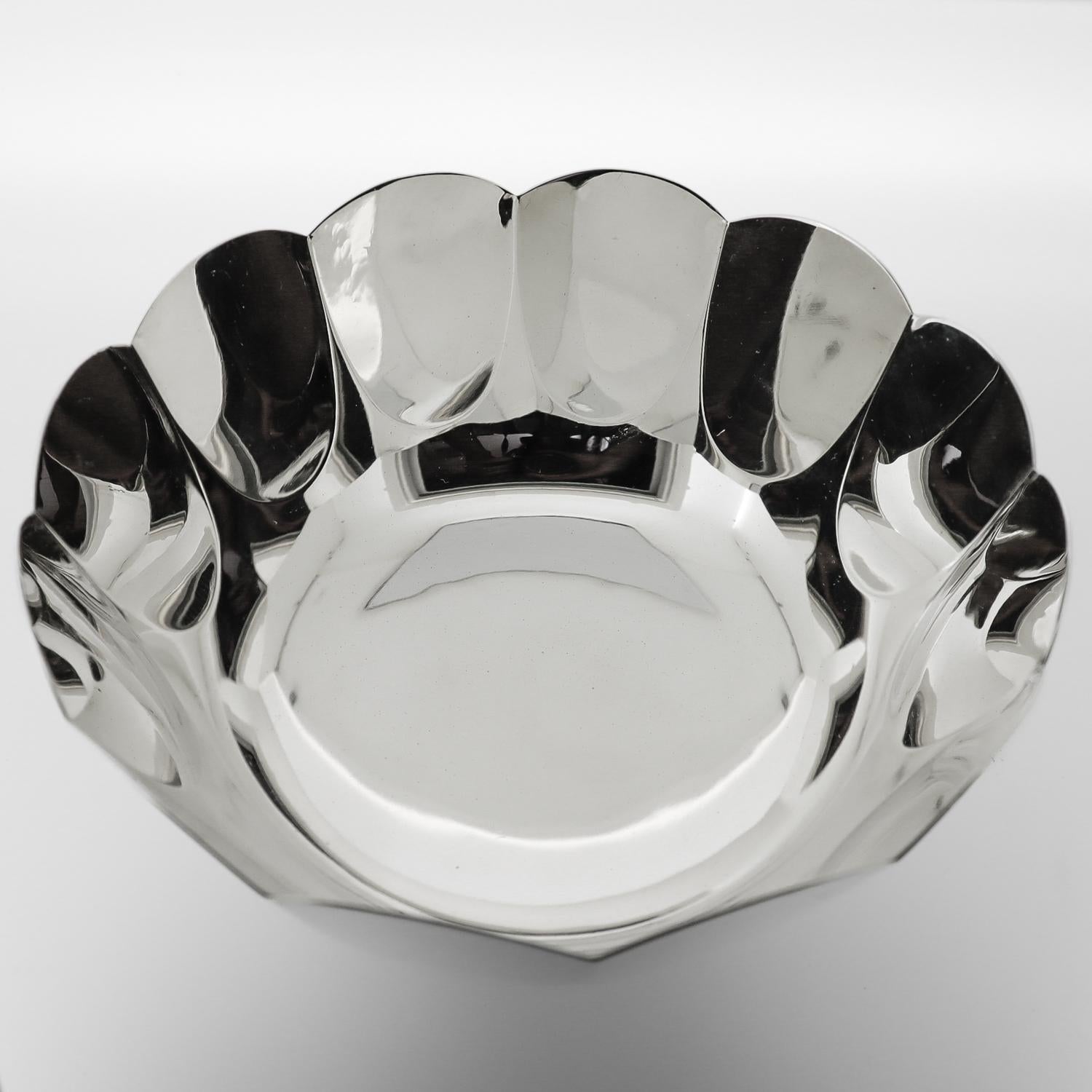 Tiffany & Co. Sterling Silver Mid-Century Paneled or Fluted Bowl For Sale 2