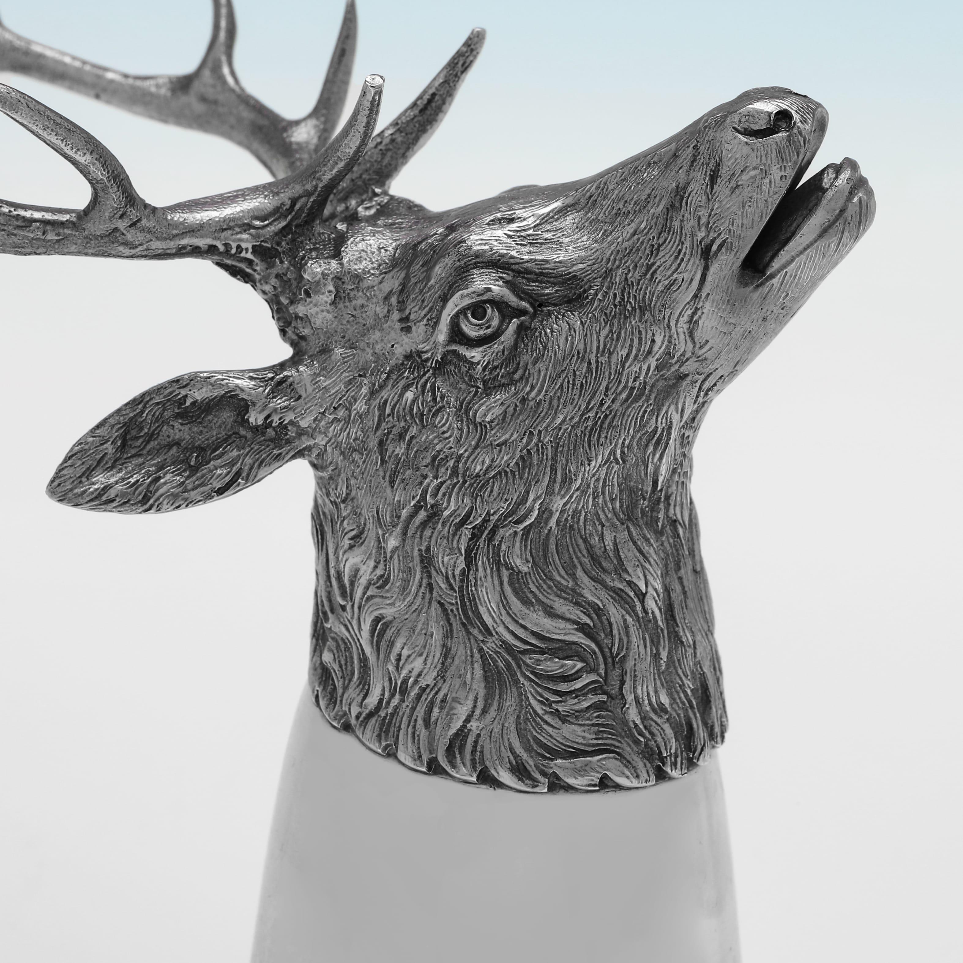 Tazza per staffa a testa di cervo in argento sterling di Tiffany & Co. della metà del secolo scorso, realizzata circa nel 1970 In condizioni buone in vendita a London, London