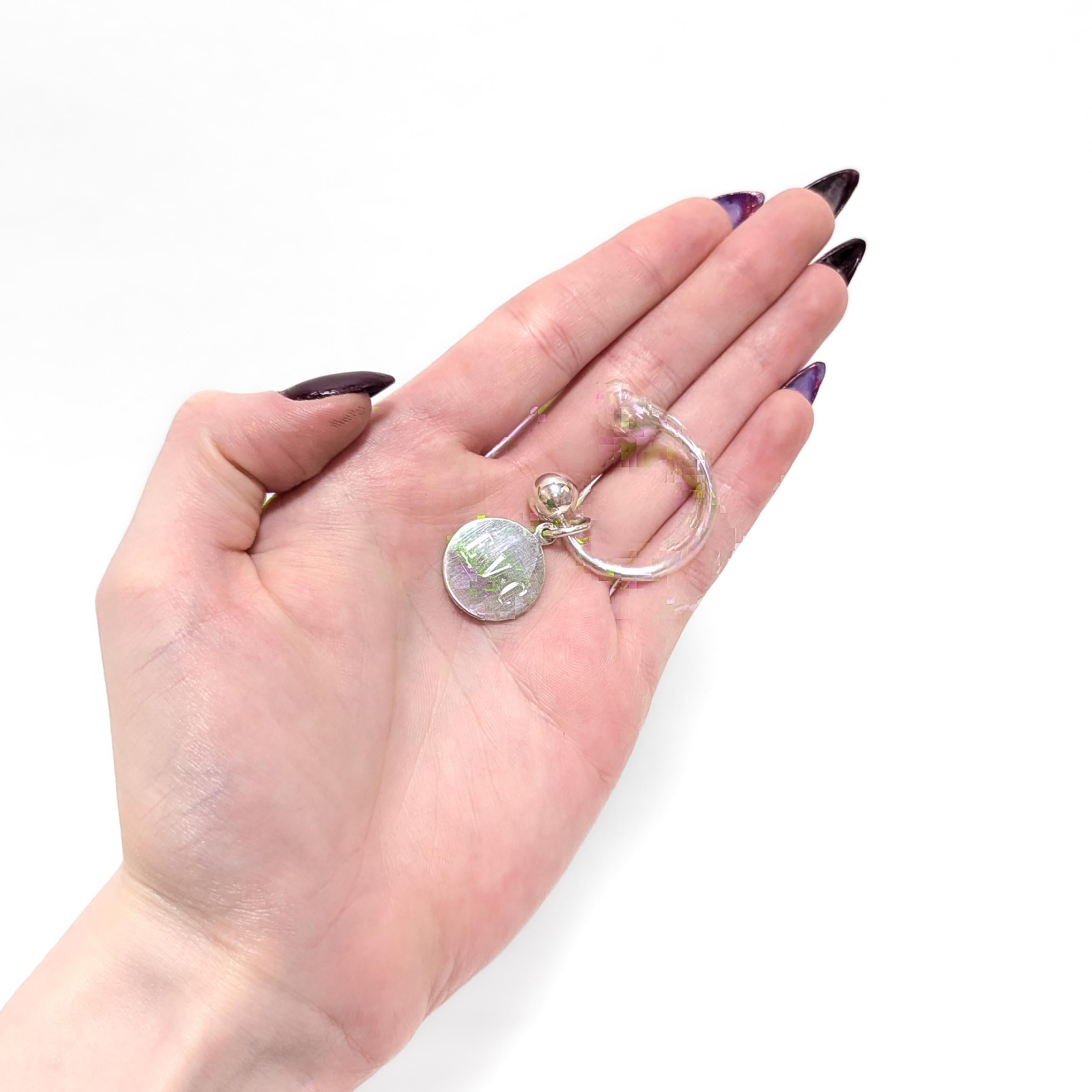 Ein sehr schöner signierter silberner Schlüsselanhänger.

Von Tiffany & Co.

Aus Sterlingsilber.

Eine der kugelförmigen Klemmen ist mit einem Gewinde versehen und kann entfernt werden, um Schlüssel zum Ring hinzuzufügen/abzunehmen.

Mit einem