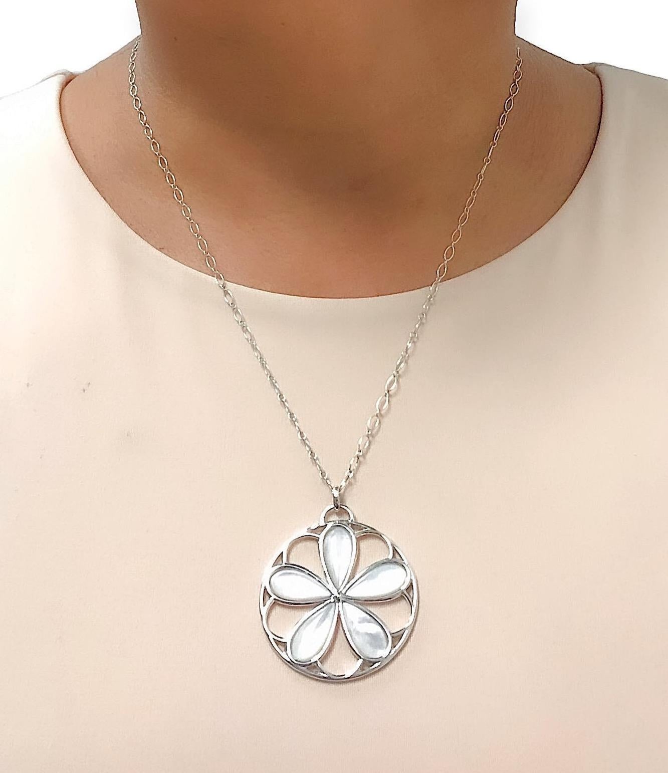 Tiffany & Co. Sterling Silver Mother of Pearl Daisy Flower Pendant Link Necklace In Good Condition For Sale In New York, NY