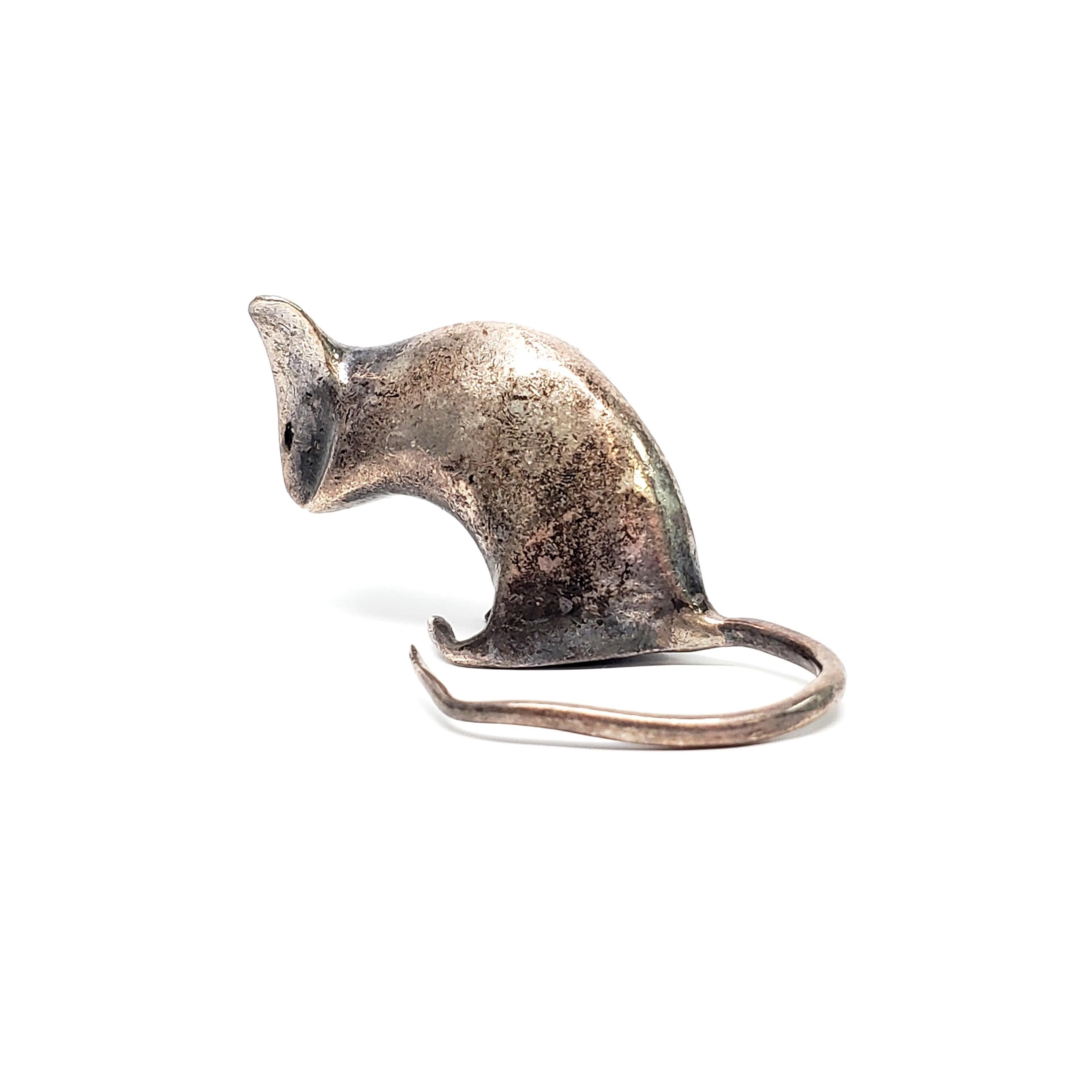 Vintage Tiffany & Co. sterling silver mouse figurine or paperweight.

This paperweight was featured in Tiffany's Blue Book in 1973. Features a mouse that appears to be eating our of its hands with its tail curled around.

Measures 1