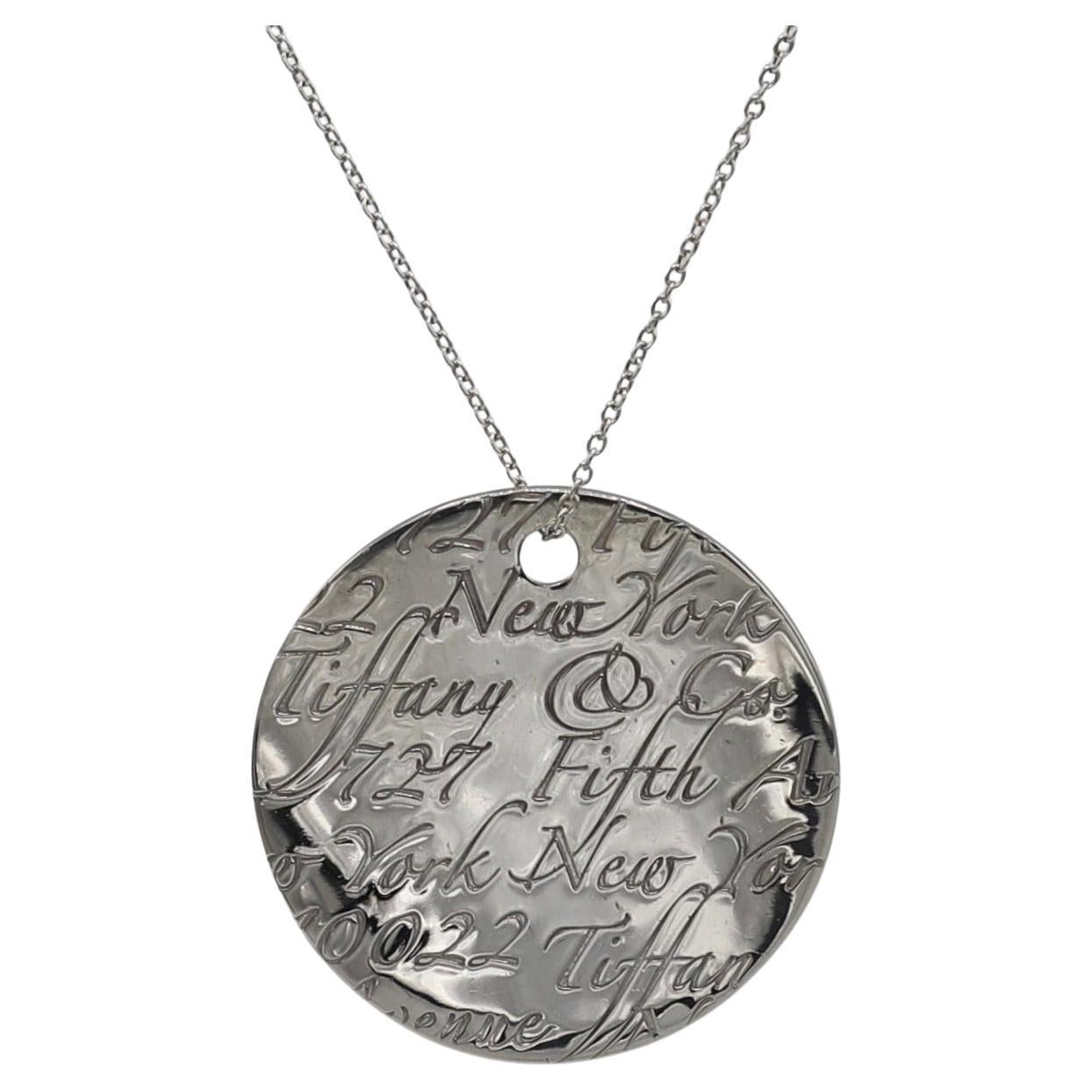 Tiffany 
Co. Sterling Silver Notes New York Fifth Avenue Disc Pendant Necklace en venta