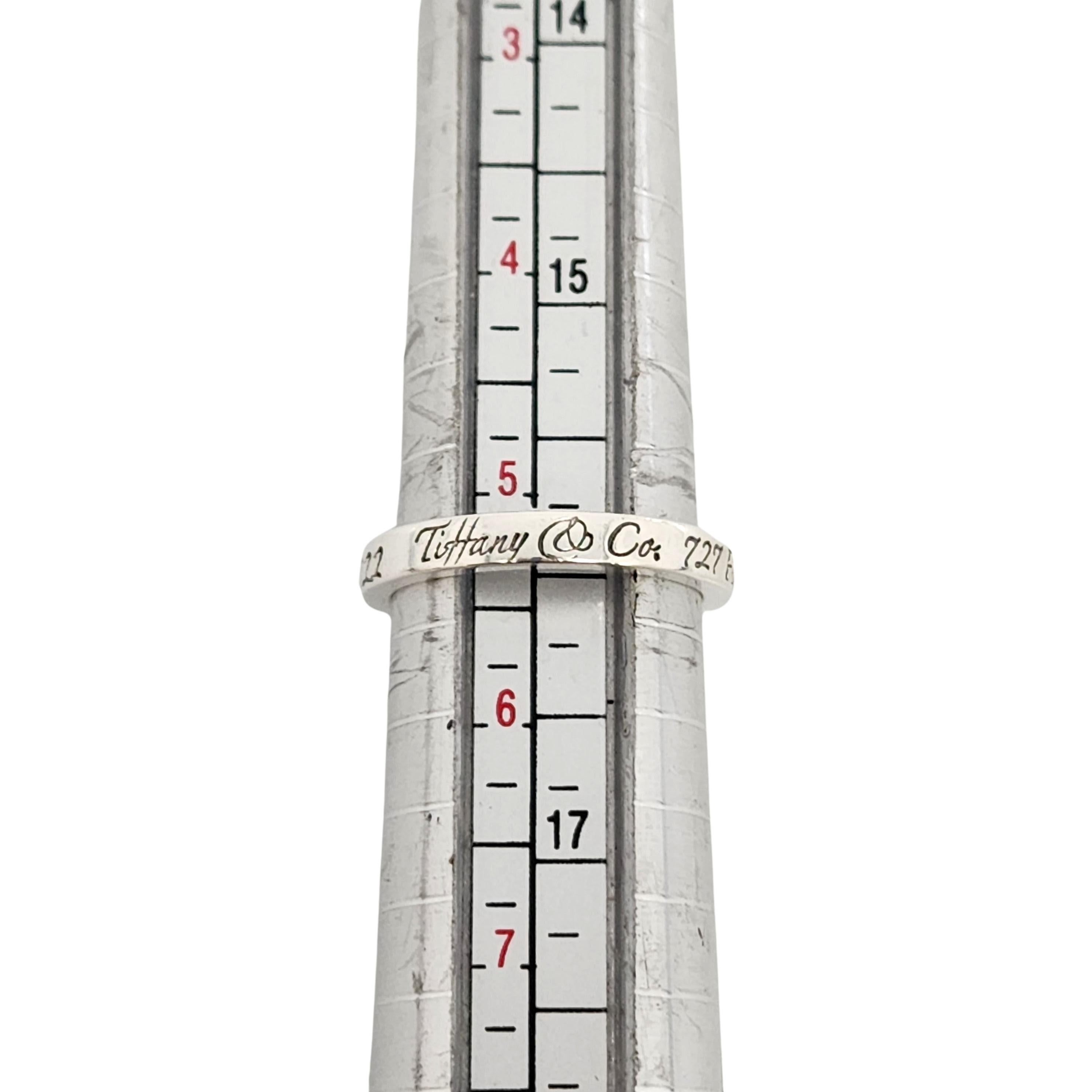 Tiffany & Co New York Address Notes Narrow Band Ring Taille 5,25 n°13007 en vente 2