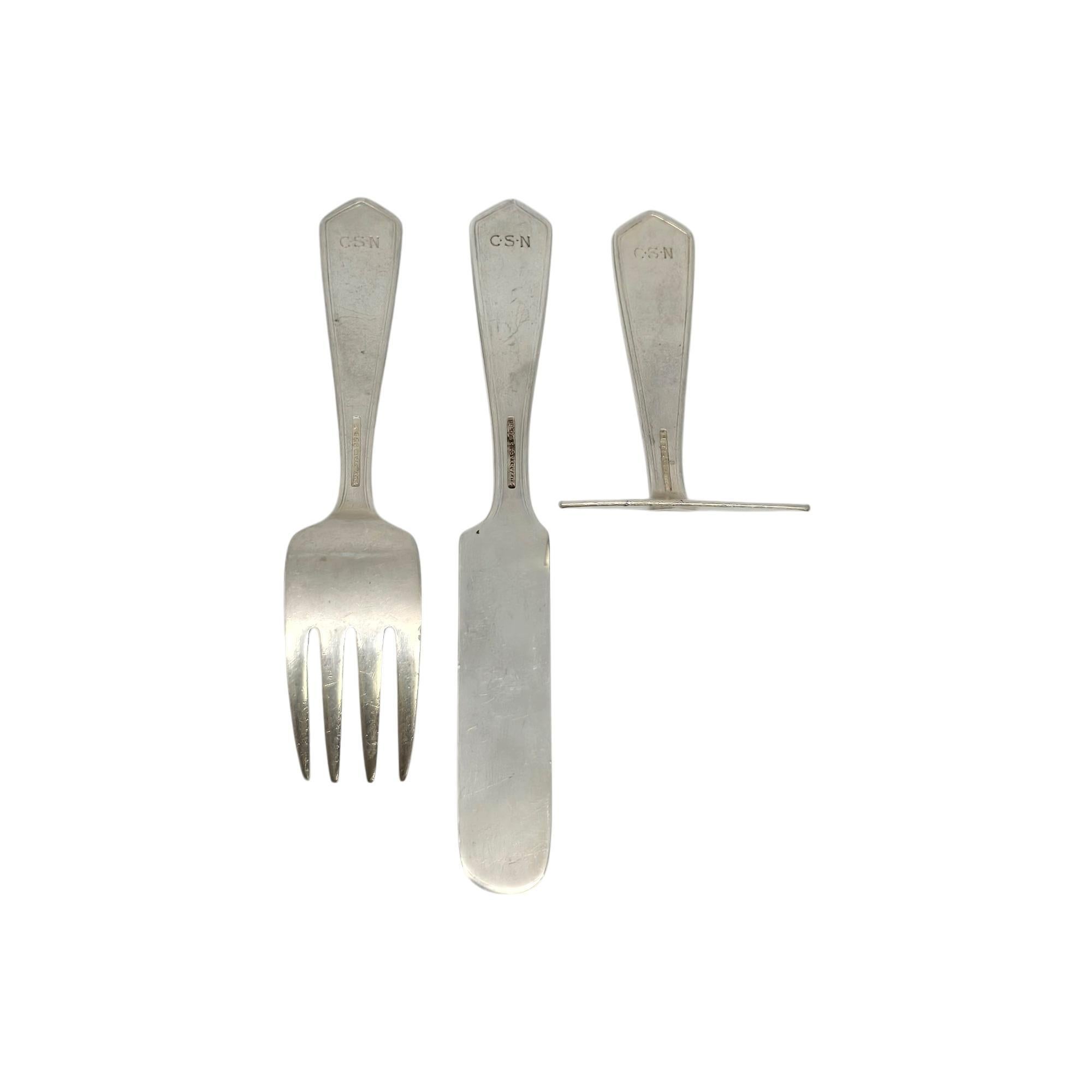 Set per biberon in argento 925 con motivo Old King Cole di Tiffany & Co. e monogramma.

Il Monogram sembra essere CSN

Un dolcissimo set per bambini che comprende una forchetta, un coltello e uno spingitore con scene della filastrocca Old King Cole