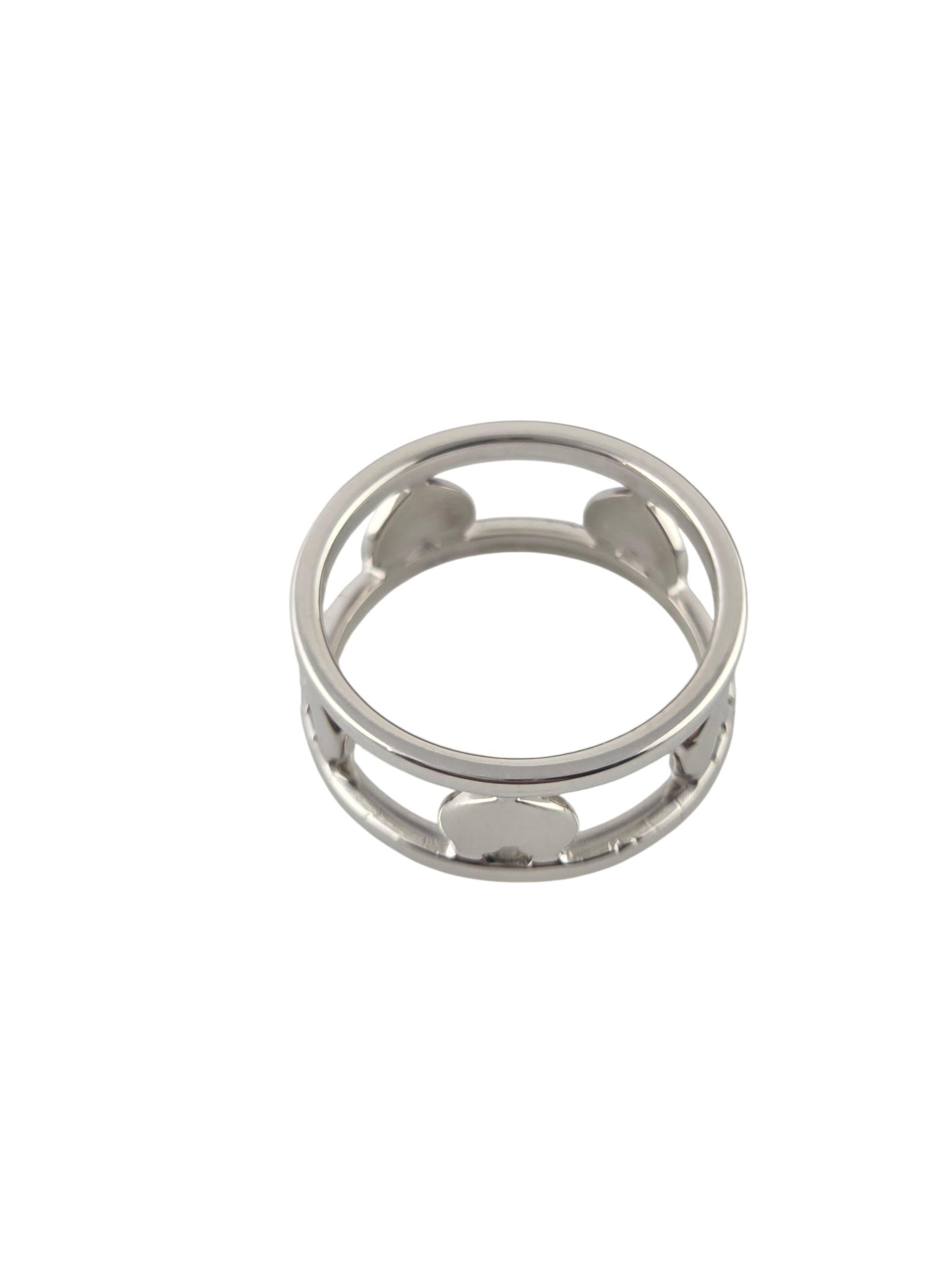 Tiffany & Co.  Anello con cuore a fascia aperta in argento sterling

Dolce e sofisticato, questo anello a doppia fascia in sterling di Tiffany & Co. presenta un grazioso disegno a cuore che simboleggia amore e stile senza tempo. Un pezzo classico