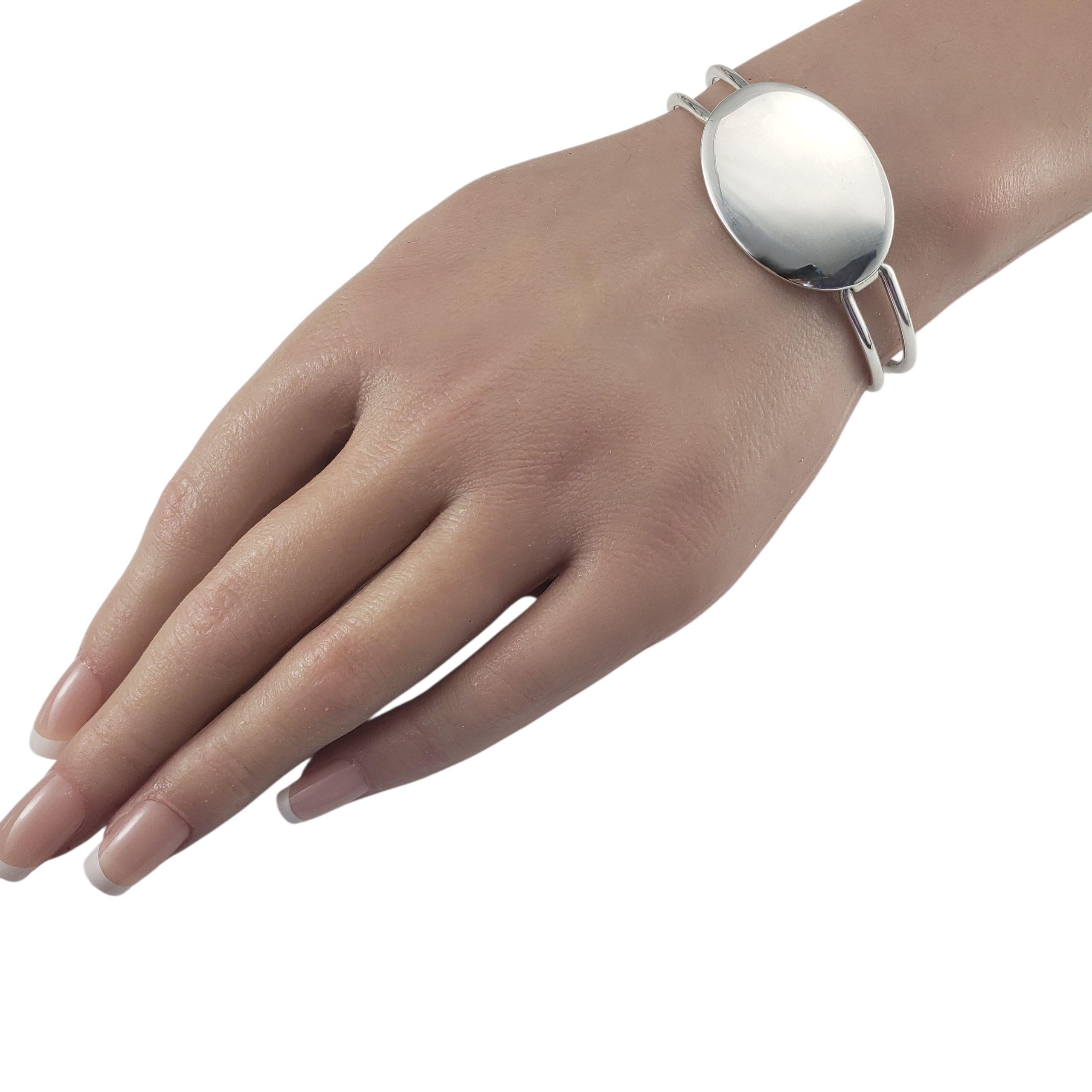 Tiffany & Co. Bracciale identificativo ovale in argento sterling...

Elegante e senza tempo, questo braccialetto bangle in argento Tiffany & Co. presenta una placca ovale lucida al centro di un elegante design a doppia fascia. Questo pezzo classico